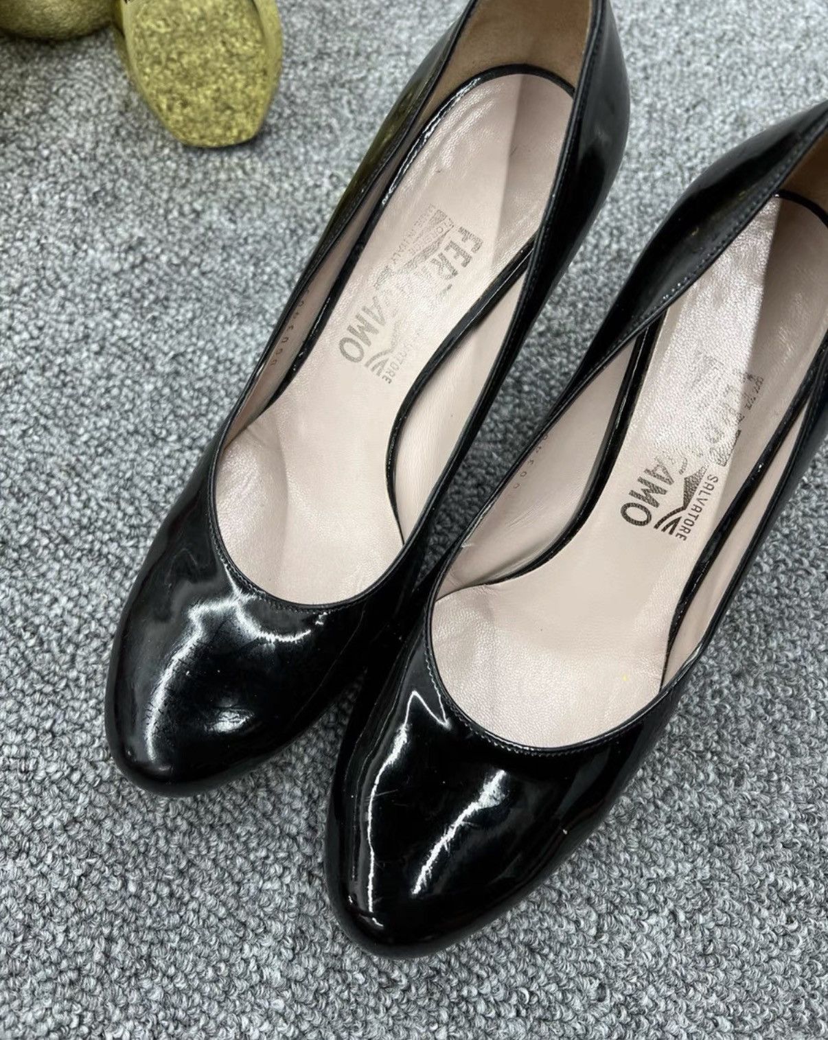 Salvatore Ferragamo Ferragamo / Black Round Toe Heels K12 Size US 7 / IT 37 - 2 Thumbnail
