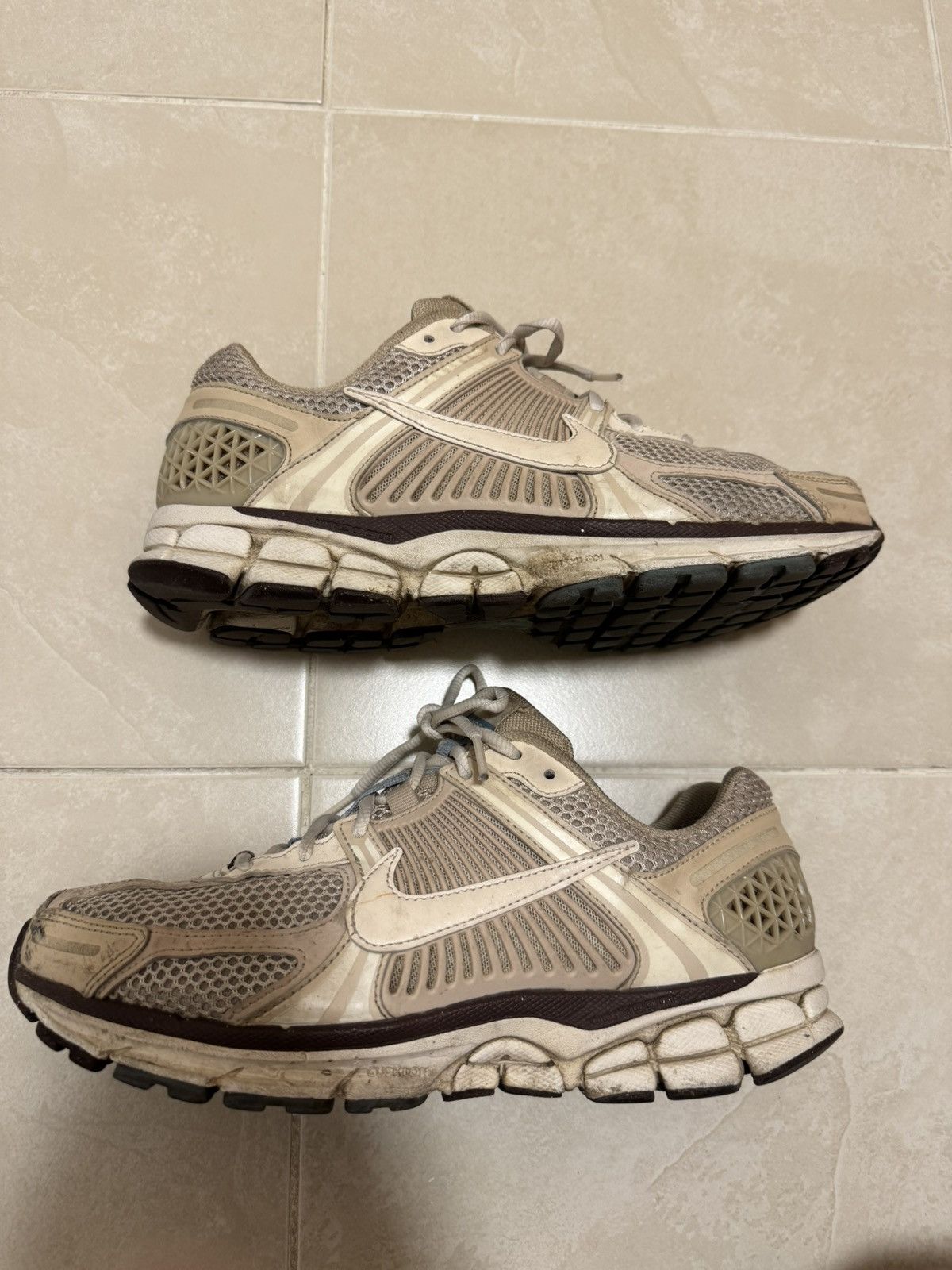 Nike Nike Zoom Vomero 5 Oatmeal Size 8 US Men / 9.5 US Women Size US 8 / EU 41 - 3 Thumbnail