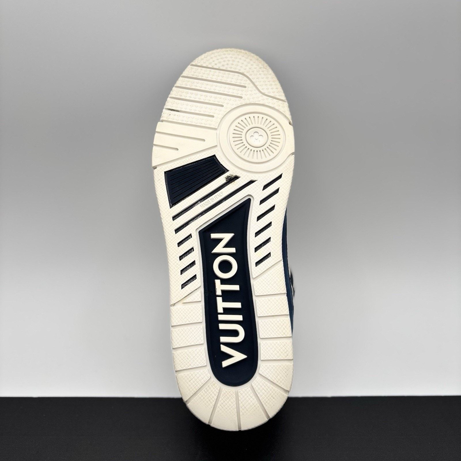 Louis Vuitton (7-7.5 US) Louis Vuitton Trainer ' White Navy '| GREAT COND! Size US 7.5 / EU 40-41 - 8 Thumbnail
