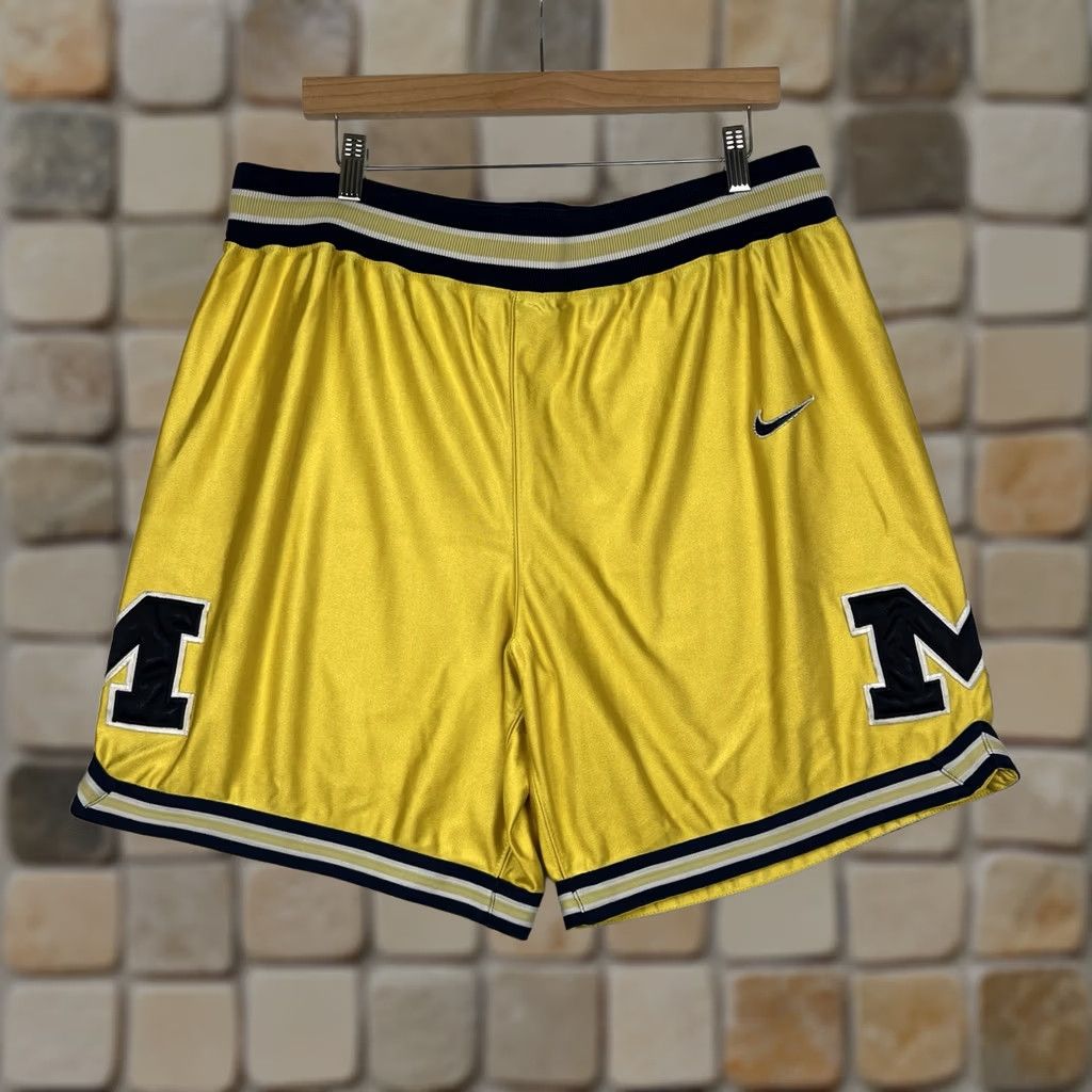 Nike VINTAGE Nike Shorts Mens L Yellow 90s University Michigan Wolverines Fab Basketball Large Size US 33 - 1 Thumbnail