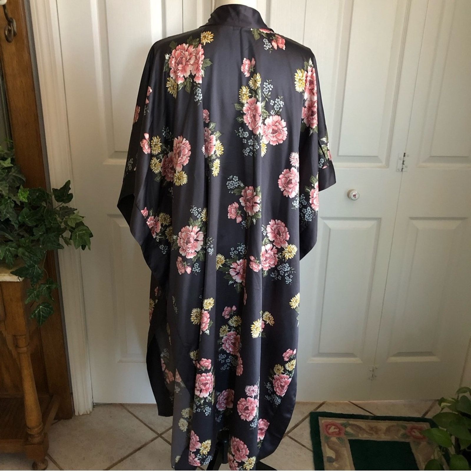 Other Torrid gray with colorful floral pattern open front robe Size ONE SIZE - 6 Thumbnail
