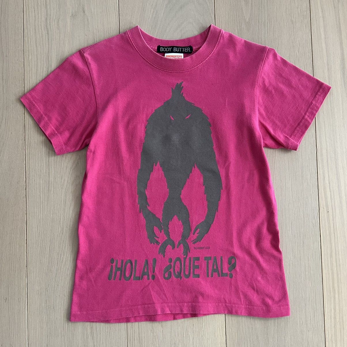 Japanese Brand Body Butter 1990s Printed “¡Hola! ¿Que Tal?” Cryptid T-Shirt Size US XS / EU 42 / 0 - 1 Thumbnail