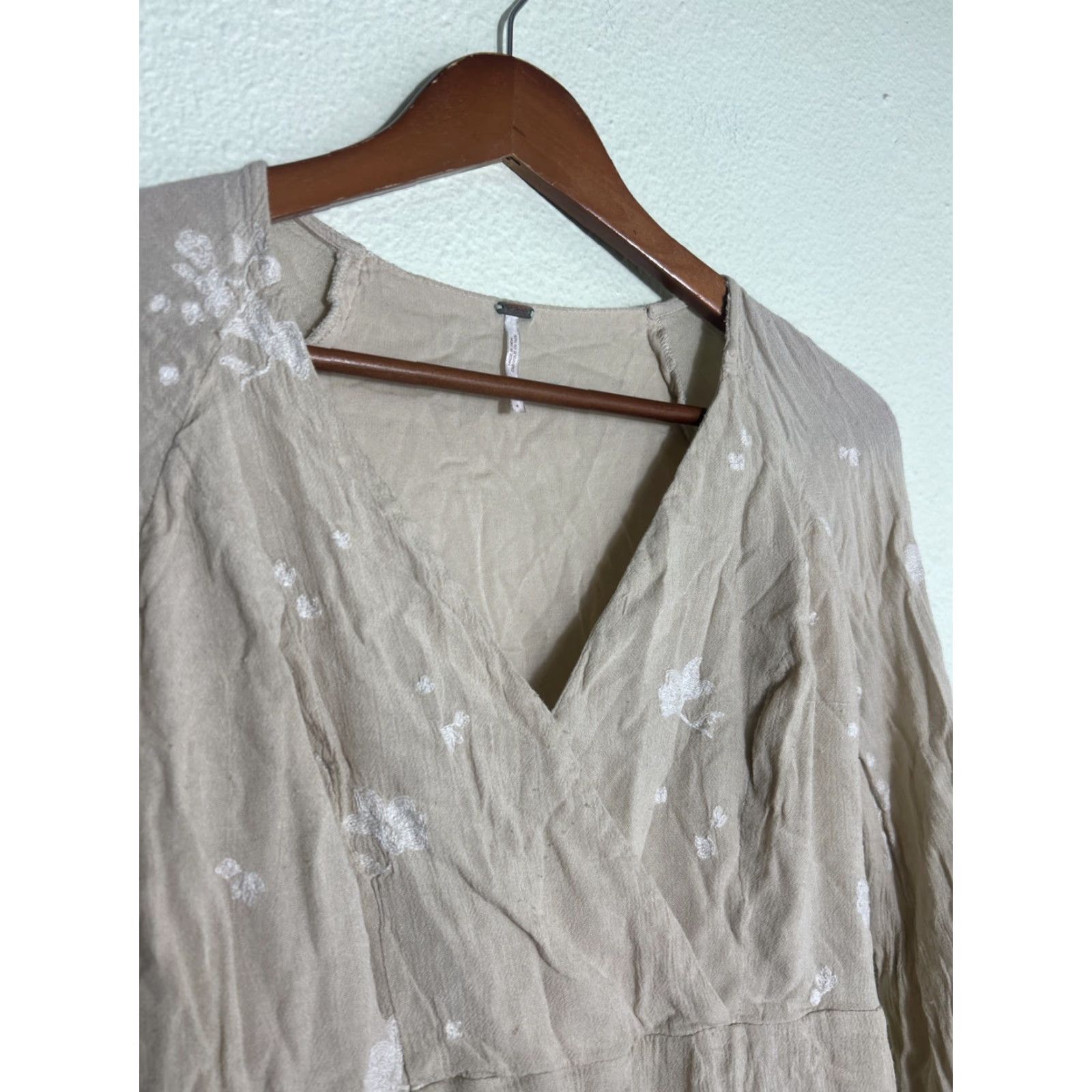 Free People Free People Jasmine embroidered wrap dress Beige Floral Bell Cuff Size 4 Womens Short Cream Dress Wrap Embroidered Size S / US 4 / IT 40 - 3 Thumbnail