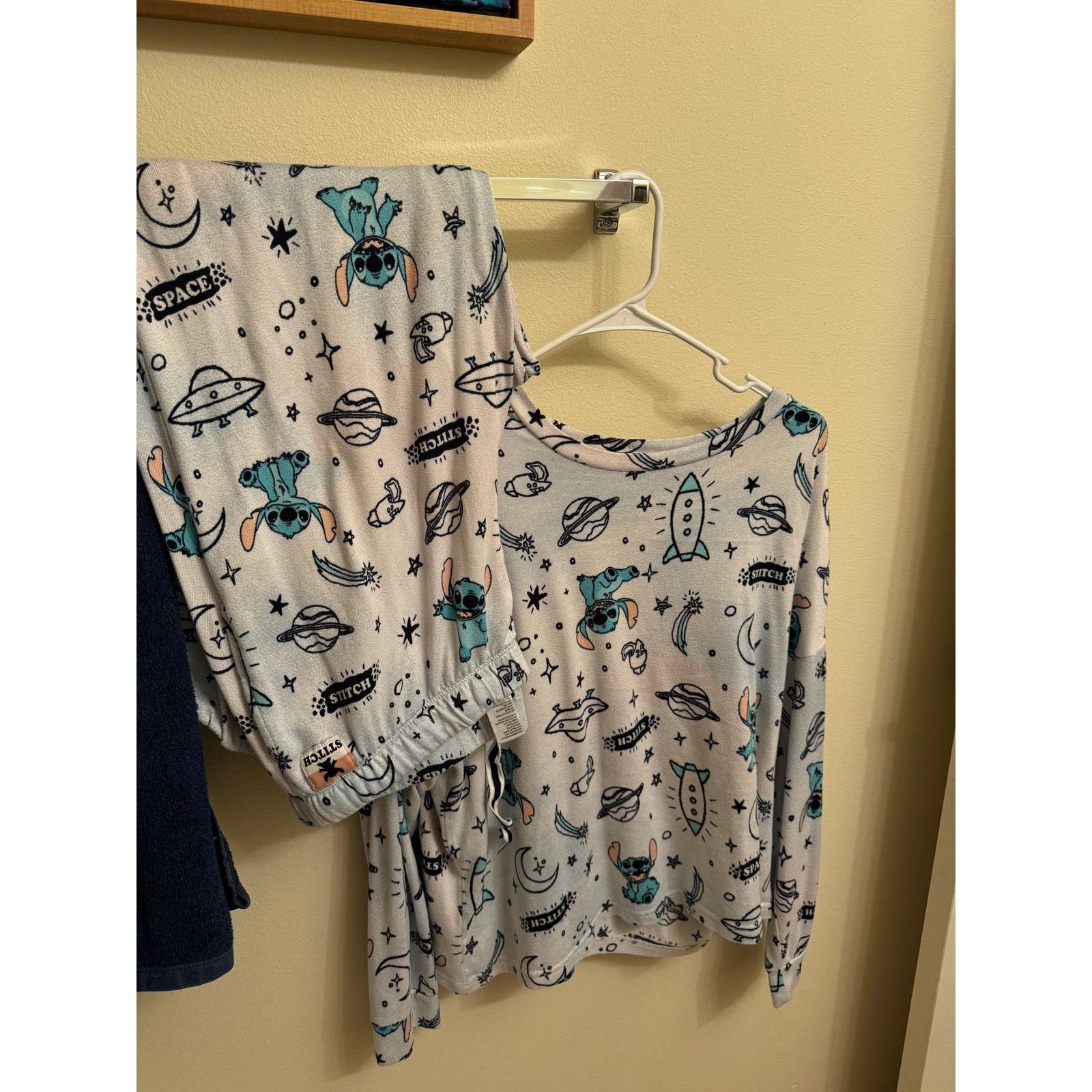 Disney Women's Lilo and Stitch Pajamas (top size XL/bottoms size L) Size ONE SIZE - 1 Thumbnail