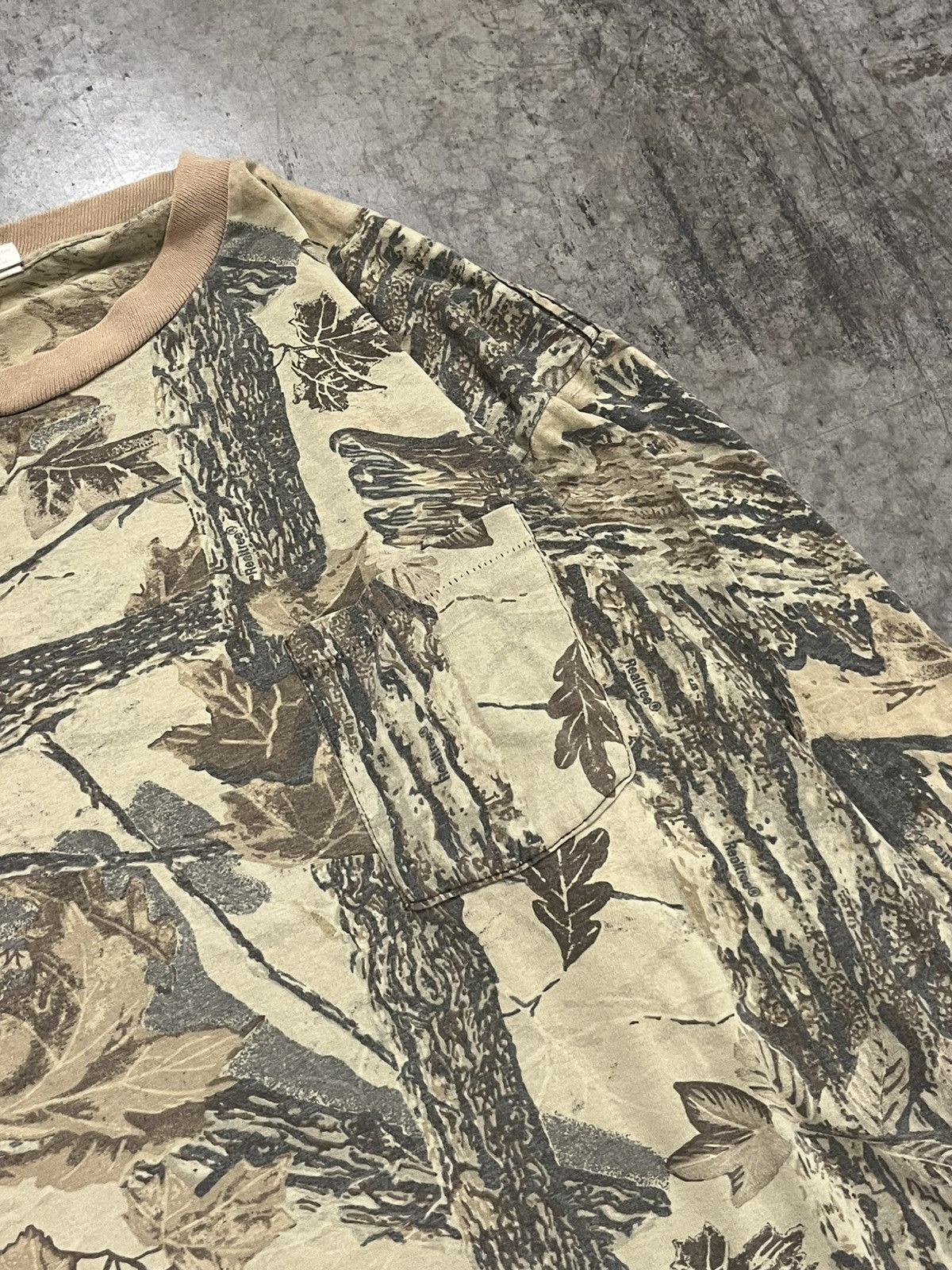 Vintage Realtree camo vintage faded longsleeve pocket tee boxy Size US L / EU 52-54 / 3 - 4 Thumbnail
