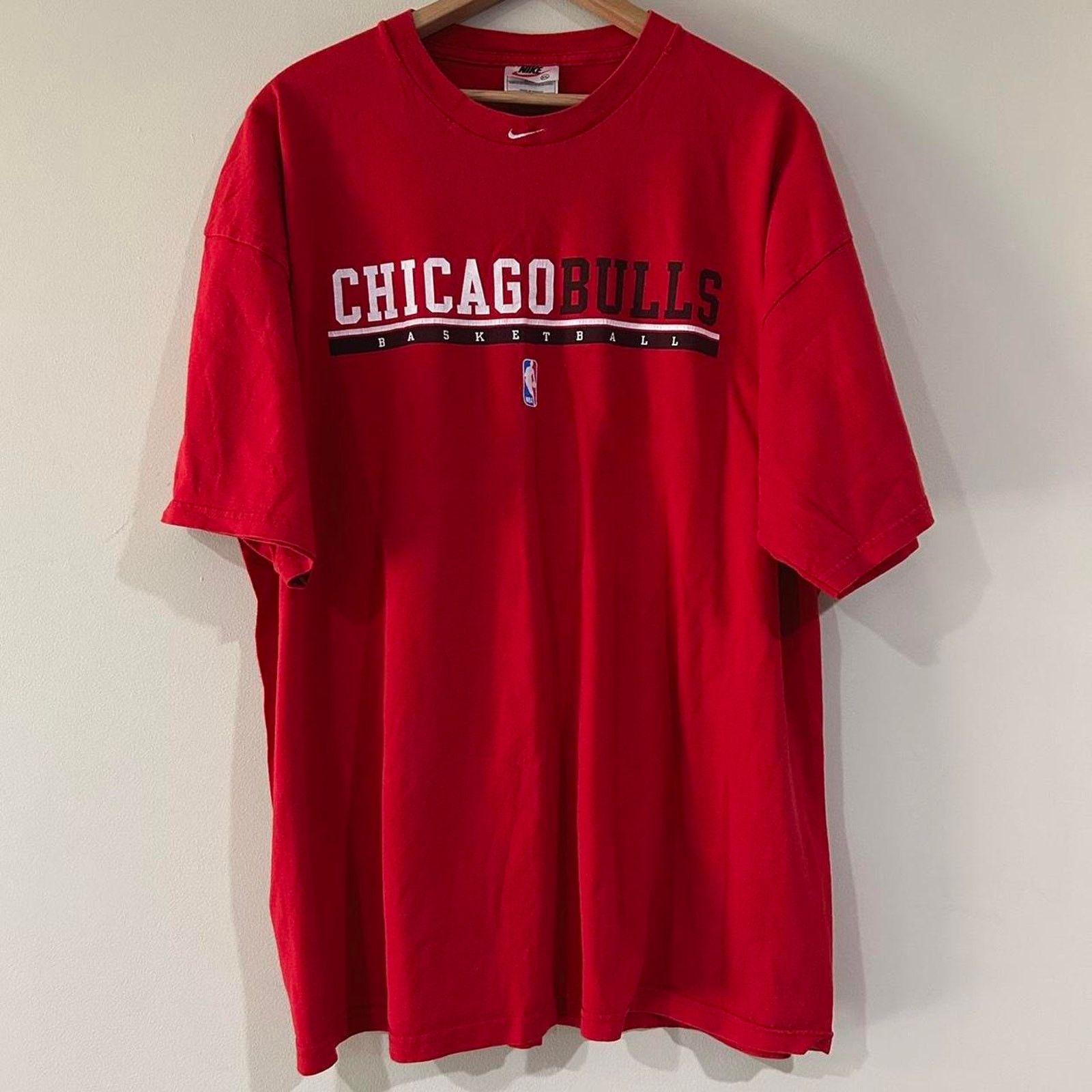 Nike Vintage Nike Center Swoosh Chicago Bulls Tee Shirt Size US XXL / EU 58 / 5 - 1 Thumbnail