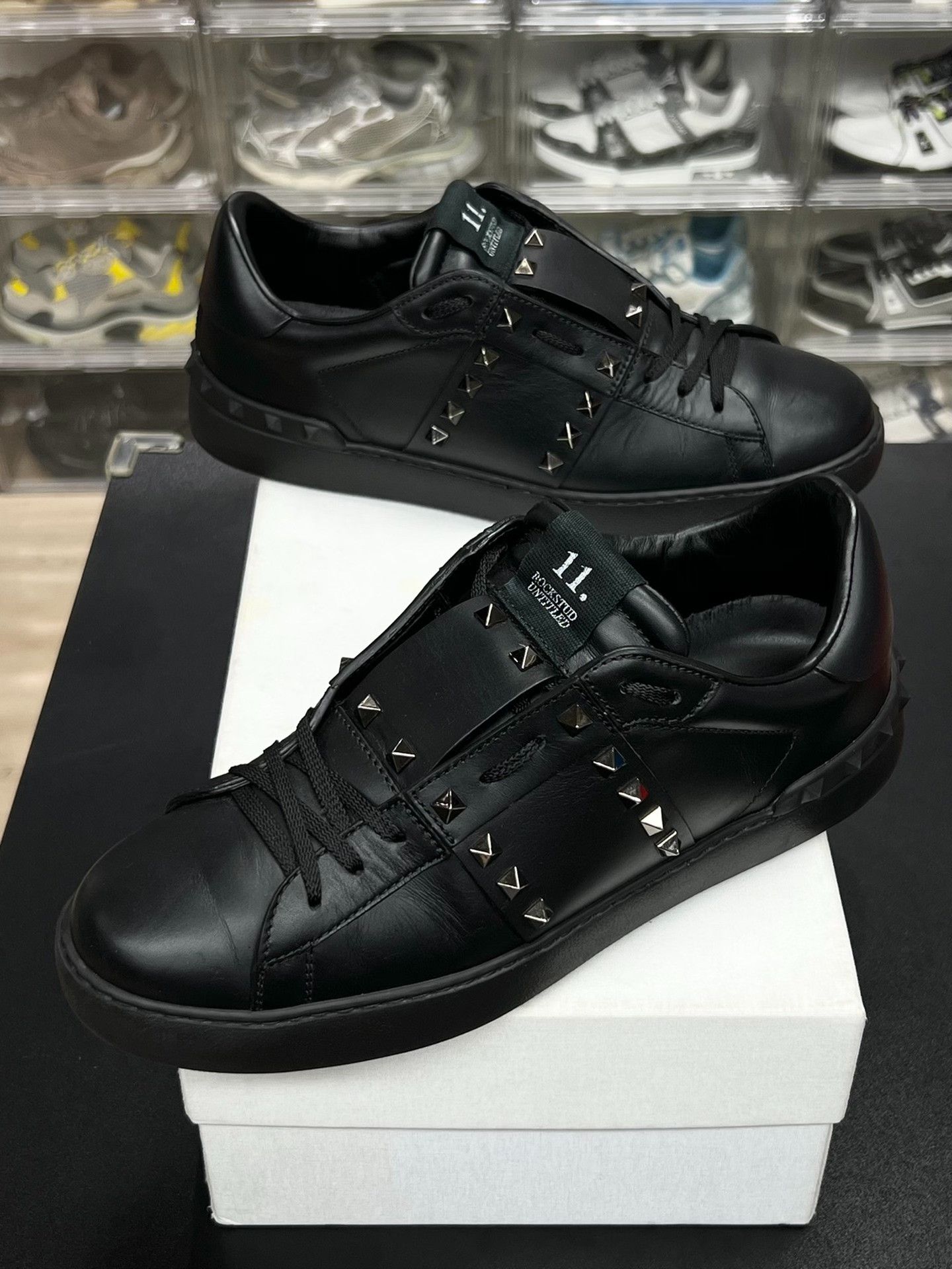 Valentino Valentino Black Lowtop Sneakers 9 Men Size US 9 / EU 42 - 1 Thumbnail