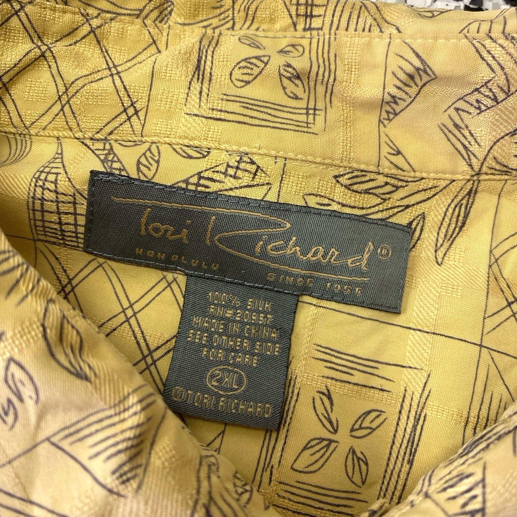 Tori Richard VINTAGE Tori Richard Shirt Mens 2XL Yellow Silk Tribal Fish Short Sleeve Button Up Size US XXL / EU 58 / 5 - 2 Thumbnail