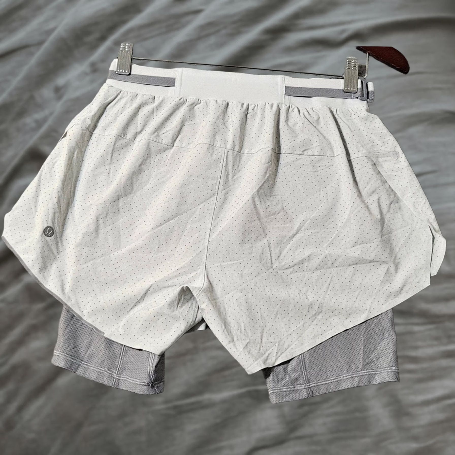 Lululemon lululemon Lightweight Lined Running 4" Short White Gray Size Small M7AU4S Men Athletic Shorts White Small Mens Size US 29 - 1 Thumbnail