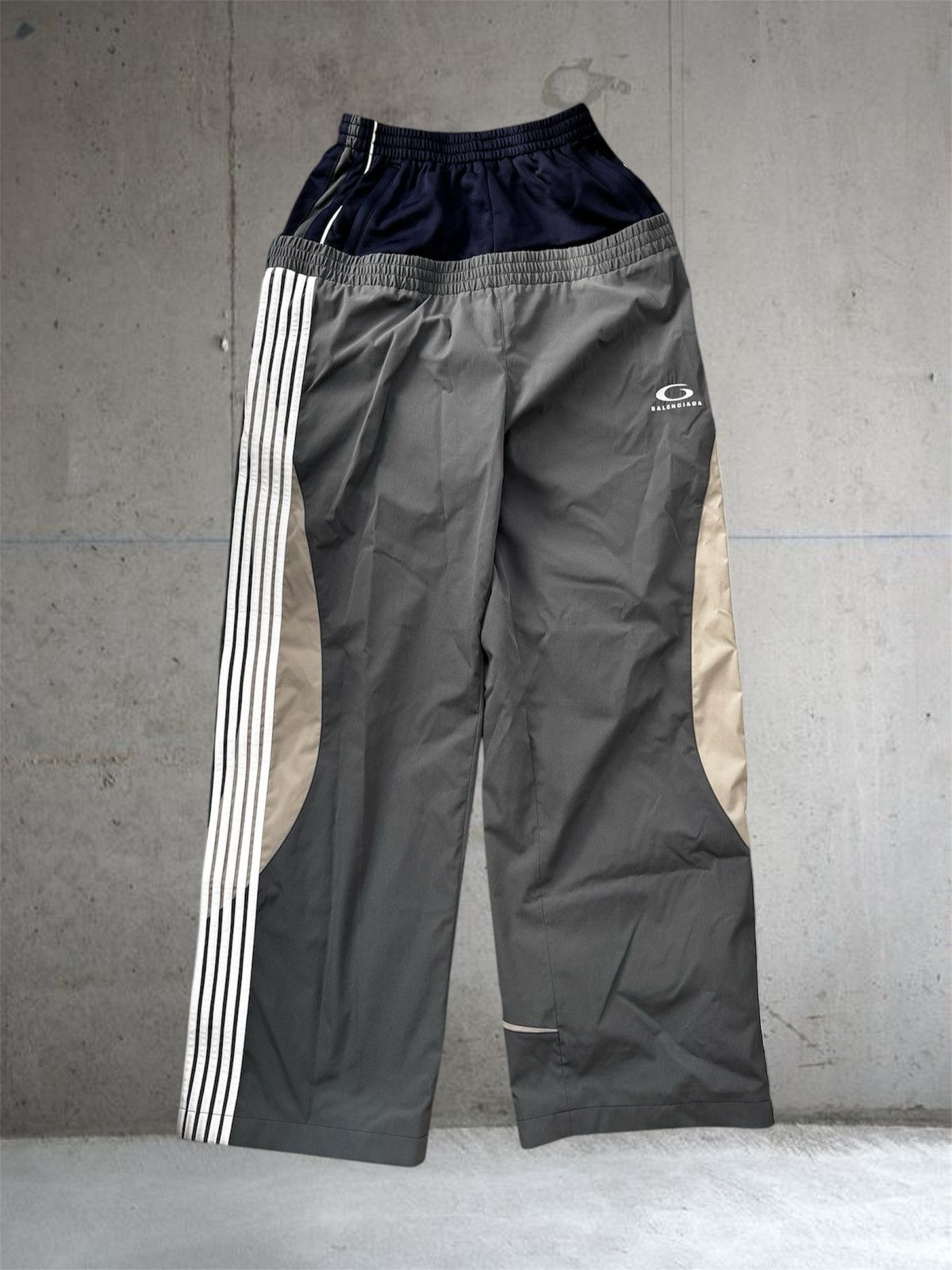パンツ BALENCIAGA cut-up cargo pants Men's Cut-up Cargo Tracksuit Pants in Black | Balenciaga US