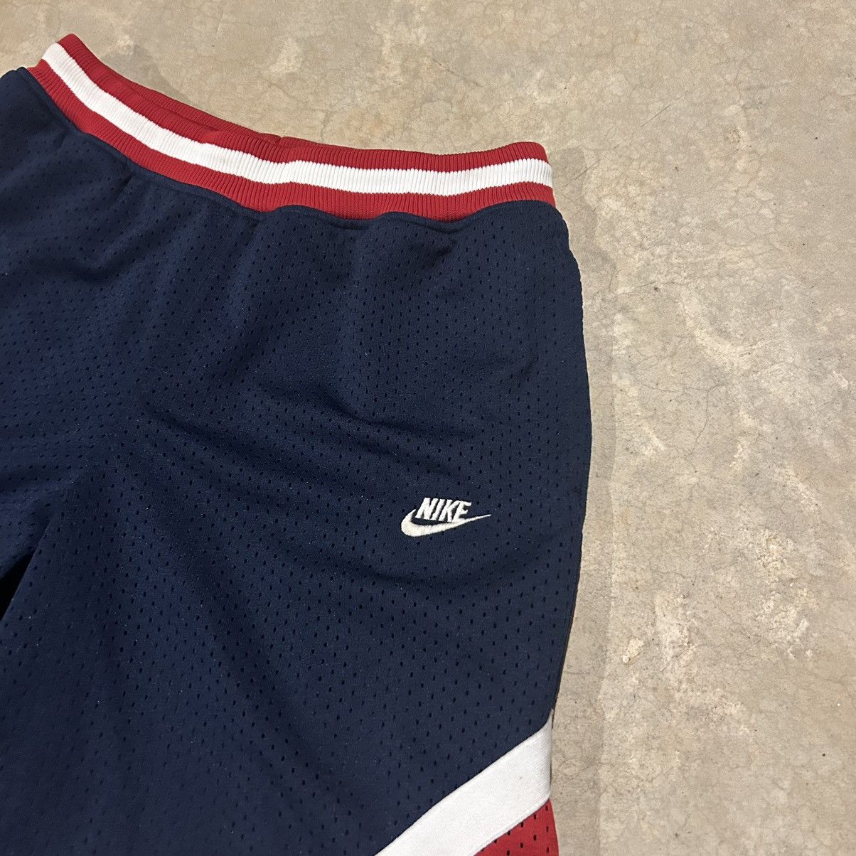 Nike × Vintage Crazy Vintage Y2K Nike Mesh USA Basketball Shorts Essential Size US 32 / EU 48 - 3 Thumbnail