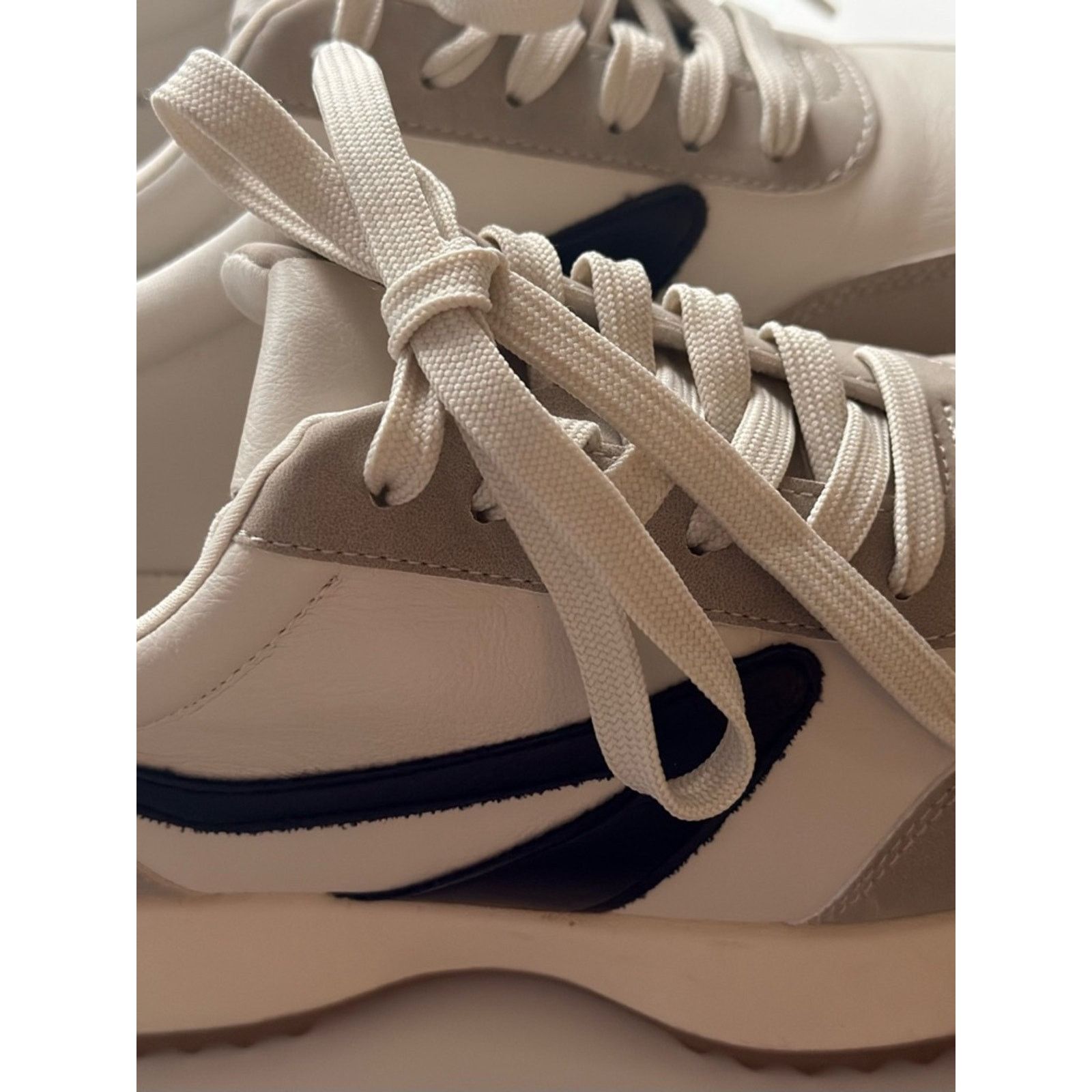 Dolce Vita Dolce Vita Cream and Black Lace-Up Women's Sneakers Size US 9 / IT 39 - 4 Thumbnail