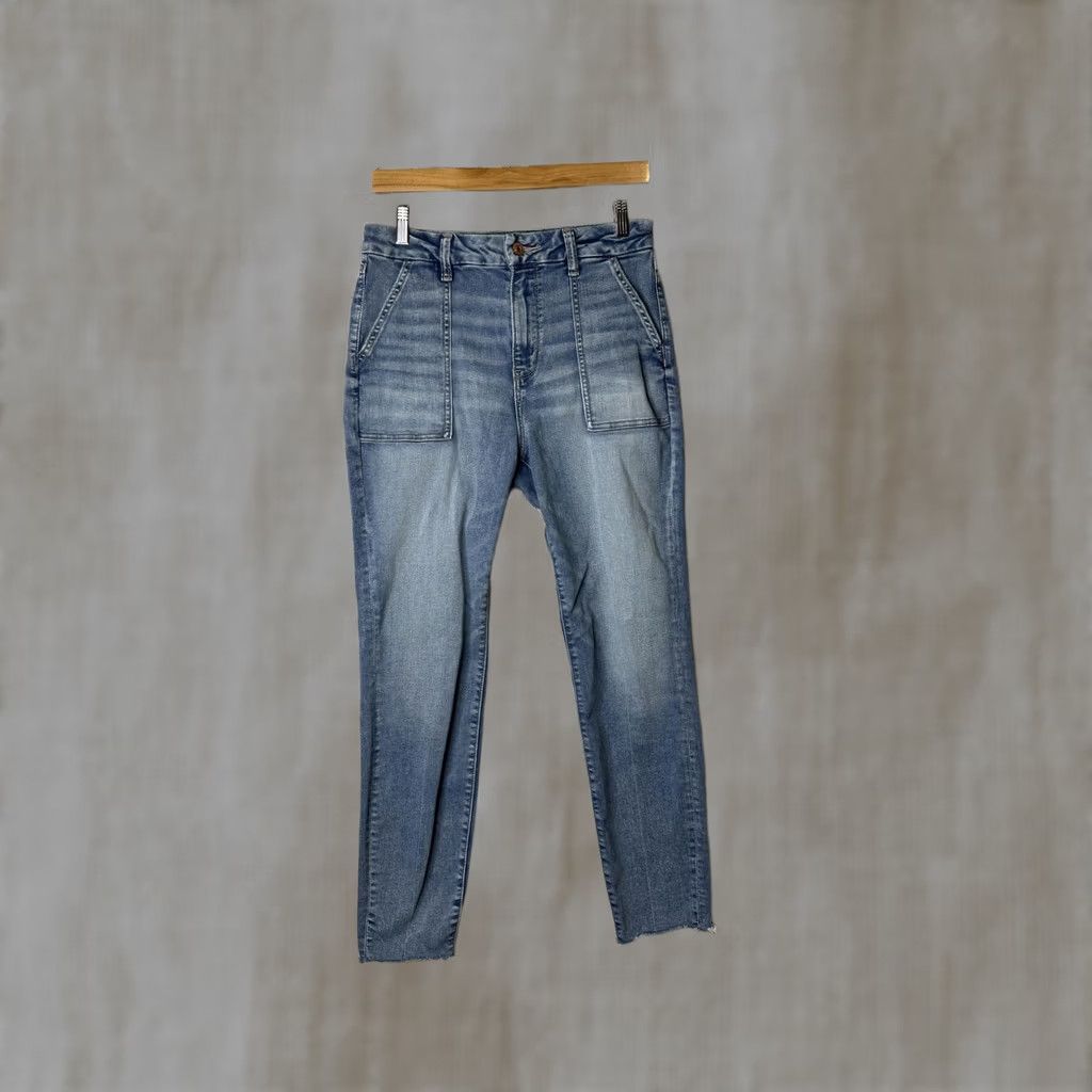 Vintage VINTAGE? No. American Eagle Light Wash Casual Denim Jeans 28x26 Women Jeans Blue 28 Inseam 26 in Regular Cotton Denim Button Closure Size 28" / US 6 / IT 42 - 1 Thumbnail