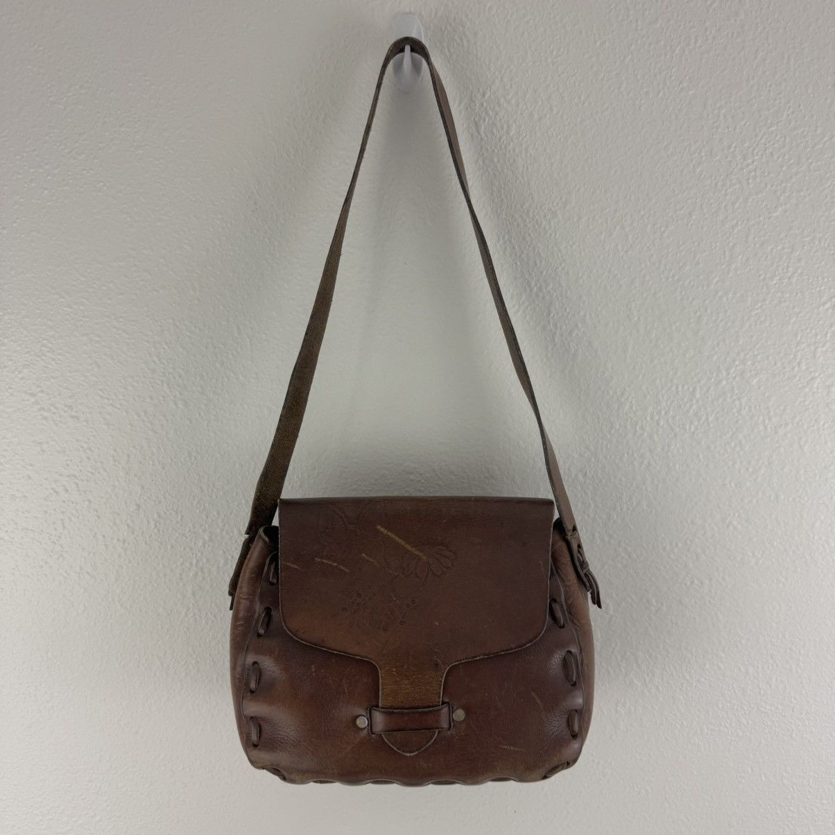 Other Vintage 90s Brown Tooled Leather Flower Butterfly Saddle Bag Size ONE SIZE - 2 Thumbnail