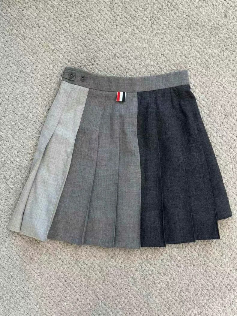 Thom Browne Thom browne The latest wool pleated skirt in gray three col Size 25" / US 0 / IT 36 - 1 Thumbnail