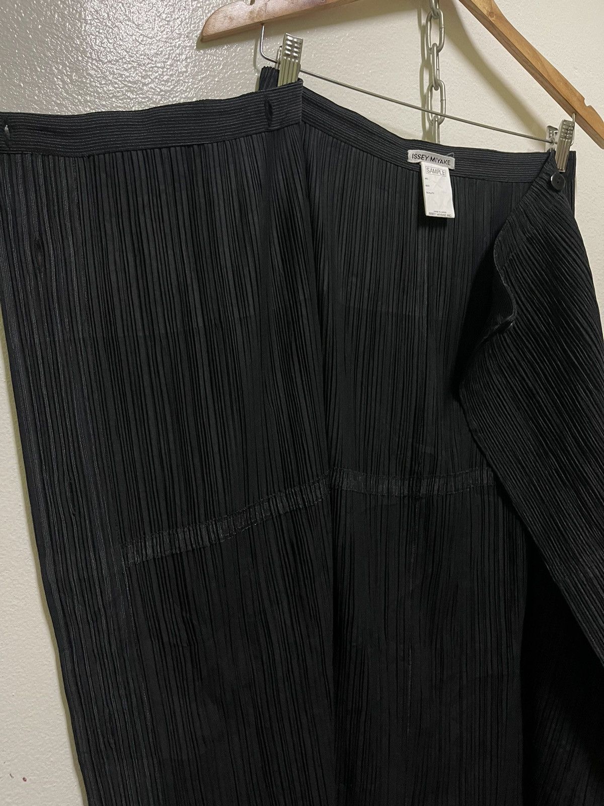 Issey Miyake × Japanese Brand Issey Miyake Sample Pleated Button Wrap Skirt Black Size 27" / US 4 / IT 40 - 13 Thumbnail
