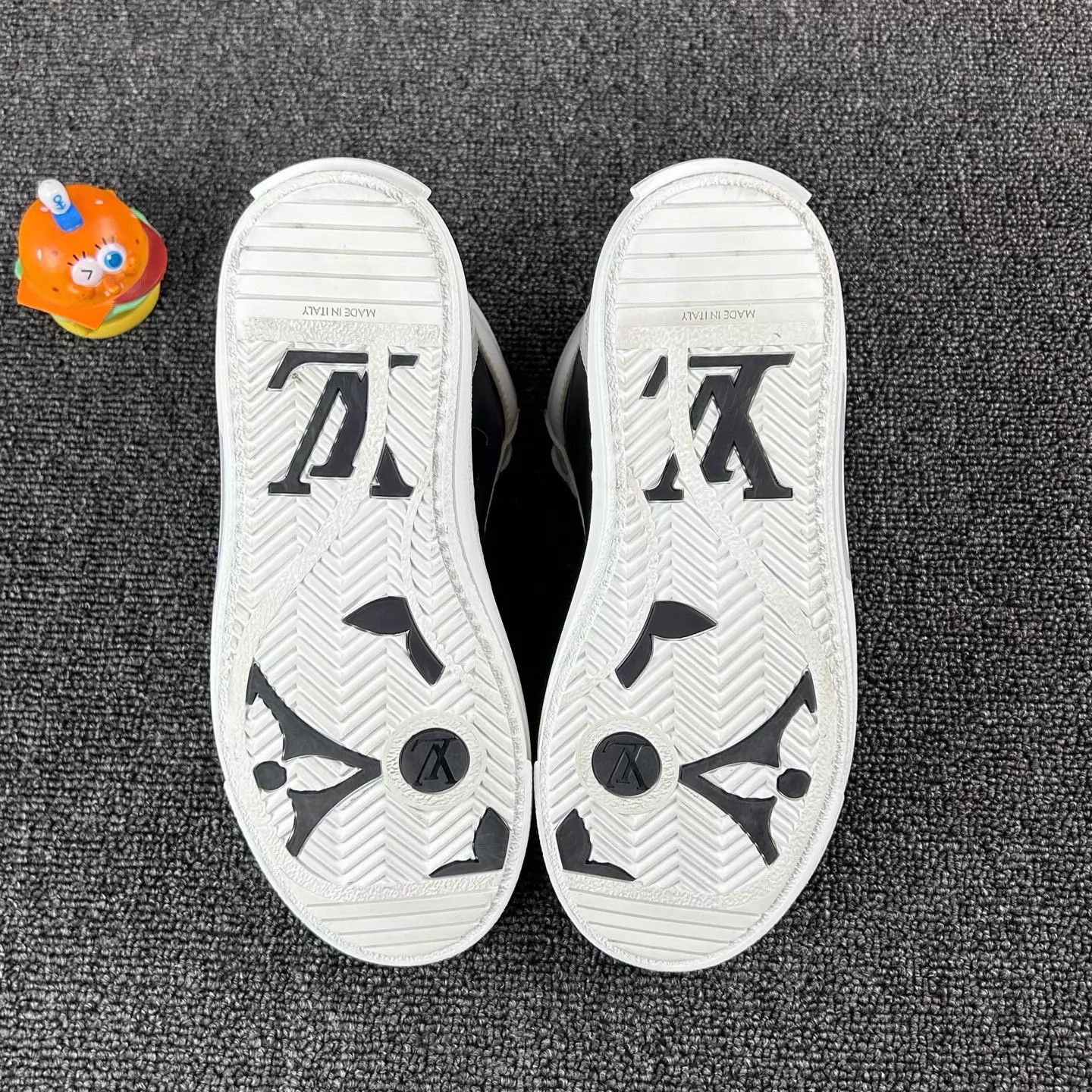 Louis Vuitton Louis Vuitton White Offset Logo Monogram Sneakers Women's 35 Size US 4.5 / IT 34.5 - 6 Thumbnail