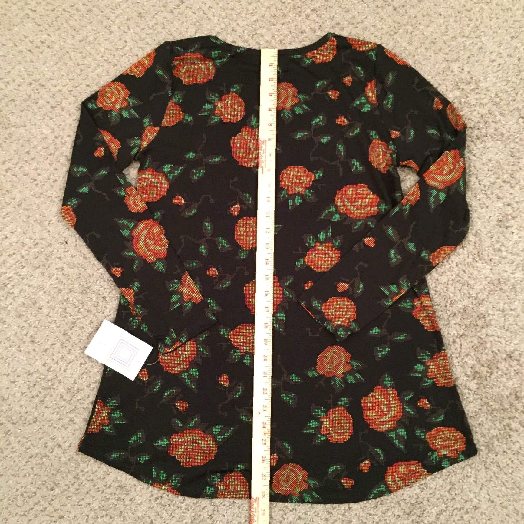 Vintage **LuLaRoe Lynnae Black Floral Long Sleeve T-Shirt Medium** User: LuLaRoe Lynnae Black Floral Long Sleeve T-Shirt Medium Size M / US 6-8 / IT 42-44 - 5 Thumbnail