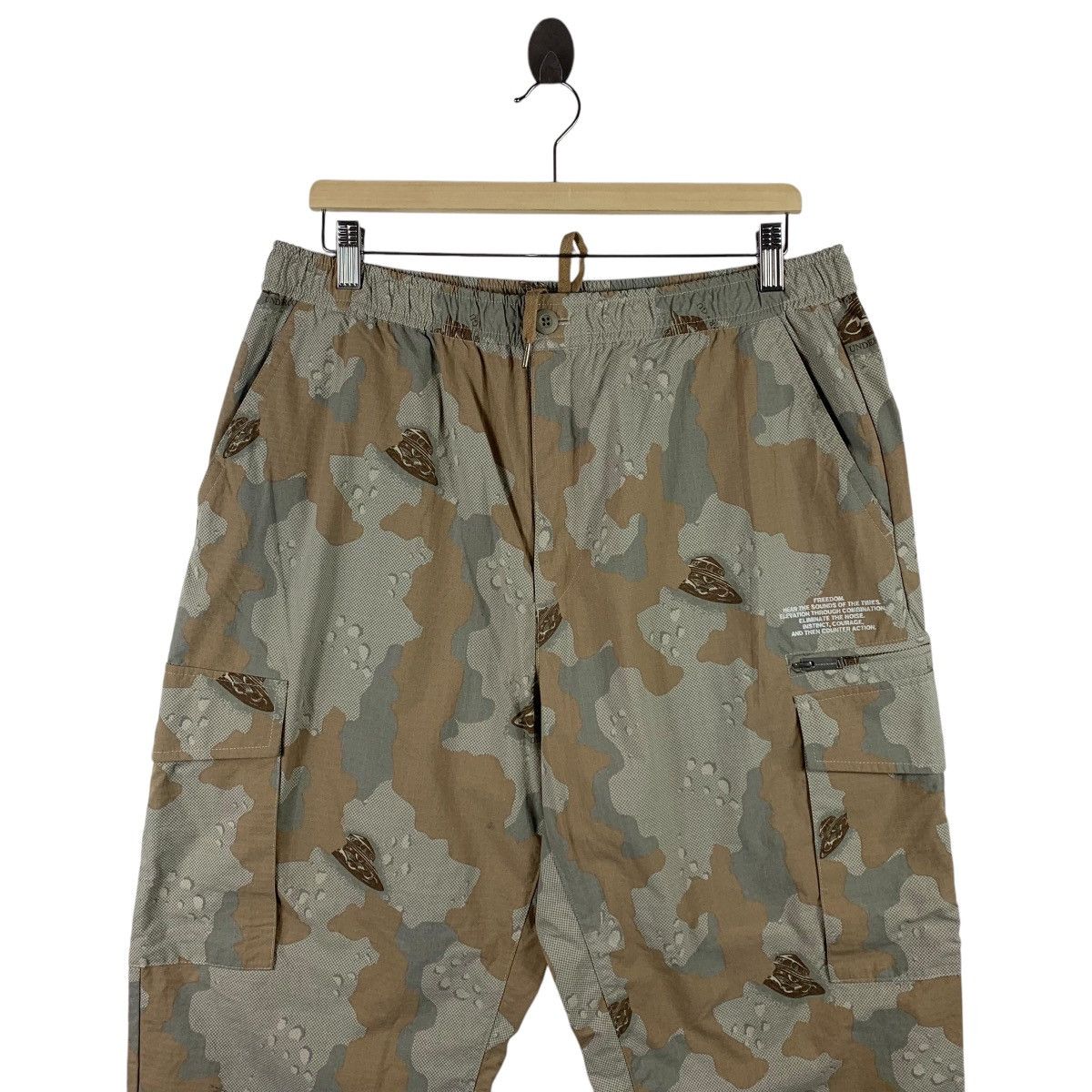 GU × Japanese Brand × Undercover GU X UNDERCOVER Camo full print cargo pants Size US 34 / EU 50 - 2 Thumbnail