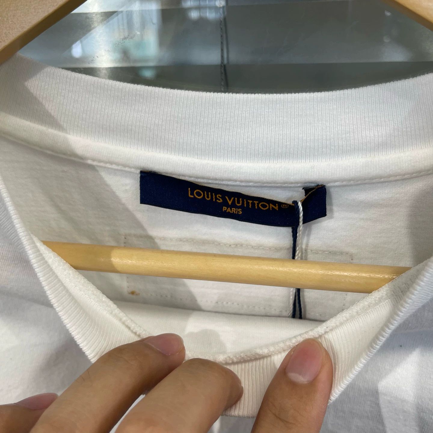 Louis Vuitton LV White Bestseller Embossed Tee M Near New #11613F Size US M / EU 48-50 / 2 - 3 Thumbnail