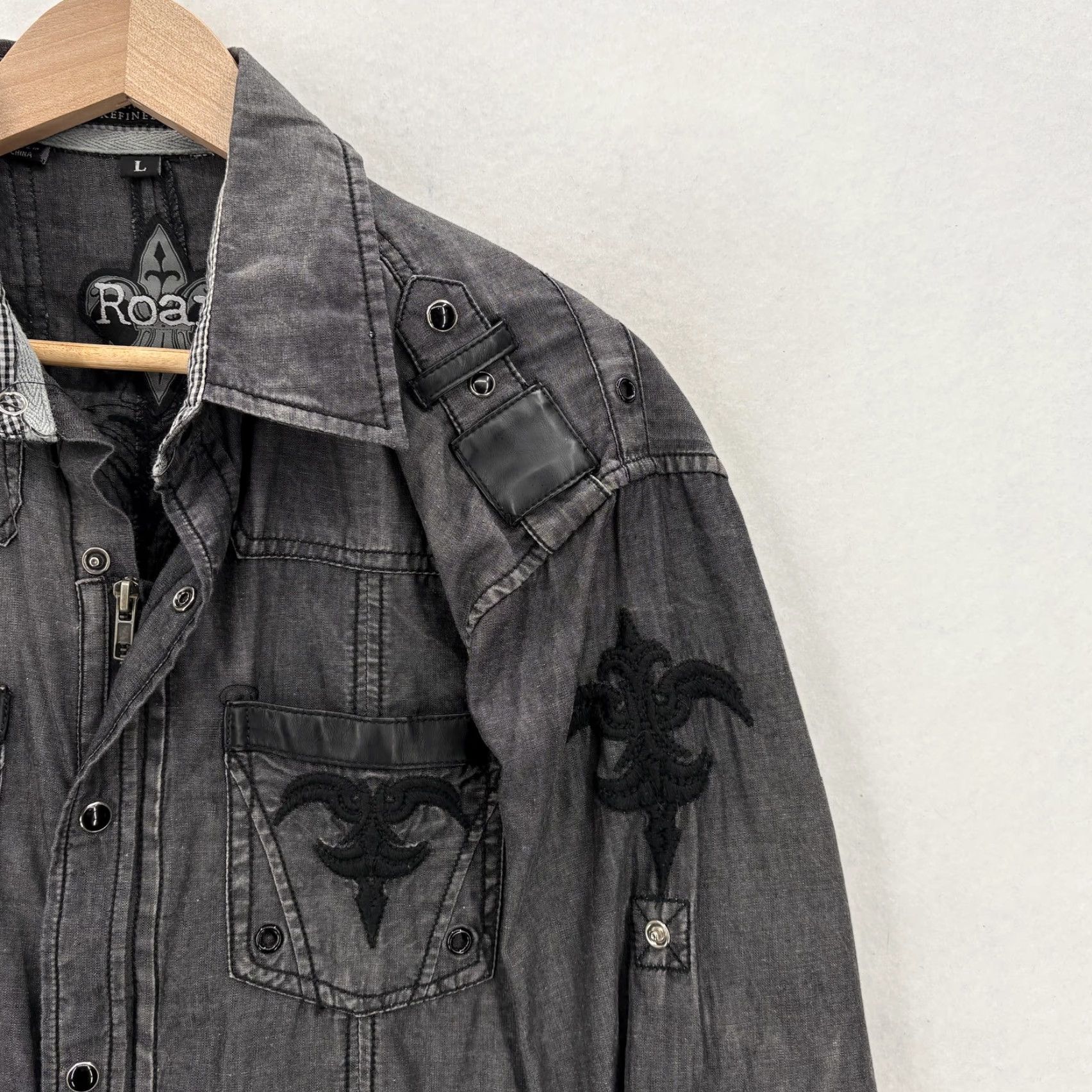 Roar Roar Shirt Mens Large Gray Chambray Long Sleeve Button-Up Applique Grunge Y2K Size US L / EU 52-54 / 3 - 2 Thumbnail