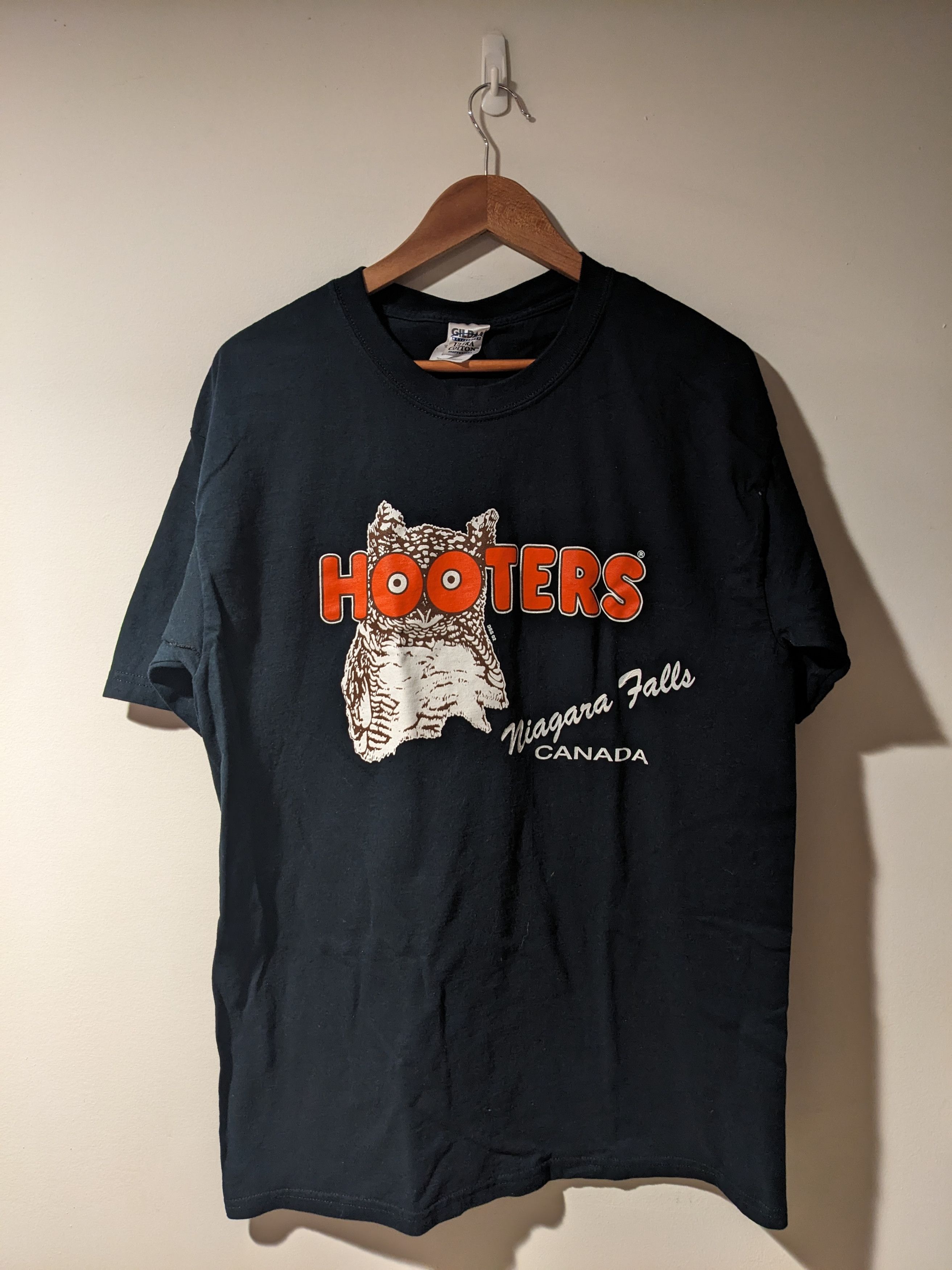 Gildan Vintage Y2K Hooters Canada Delightfully Tacky Yet T-Shirt Size US L / EU 52-54 / 3 - 1 Thumbnail