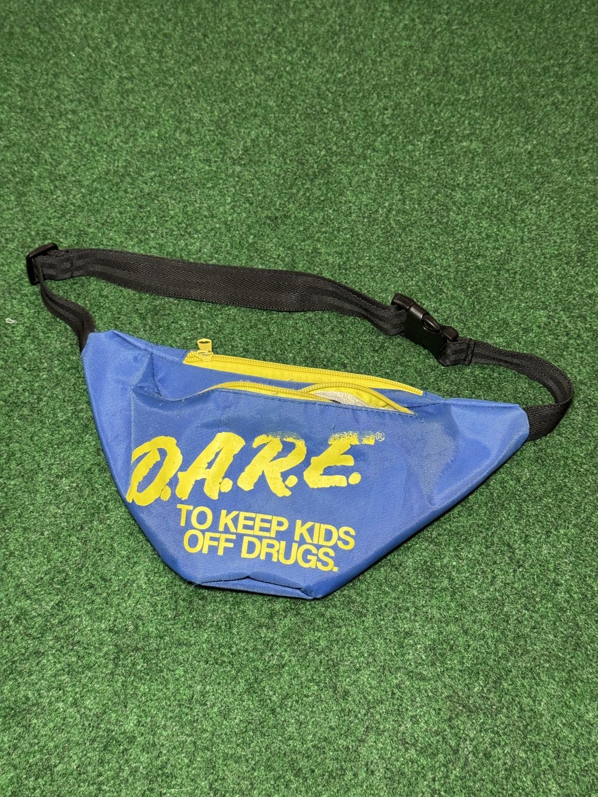 Vintage Vintage 90s Dare To Keep Your Kids Off Drugs Fanny Pack Size ONE SIZE - 1 Thumbnail