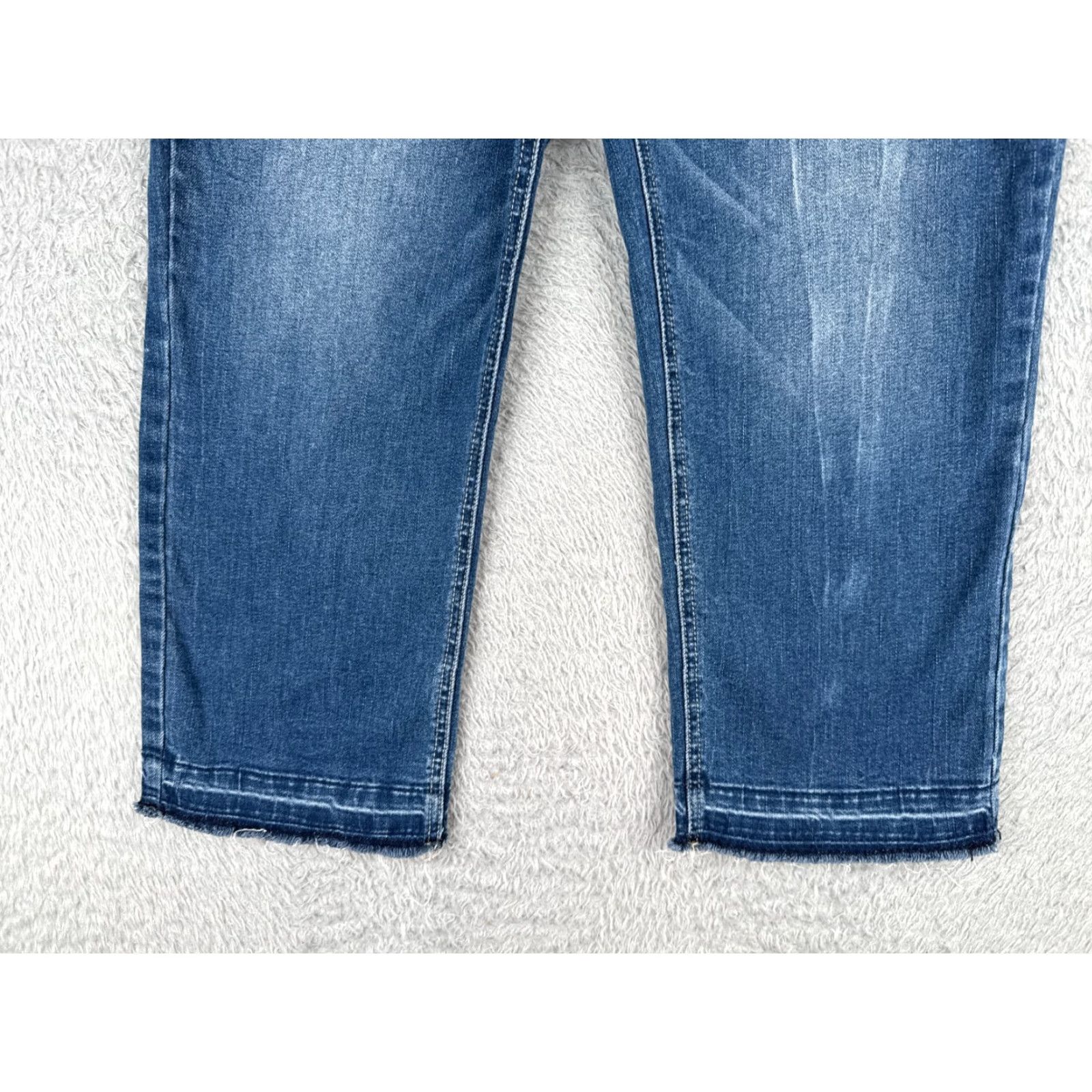 Vintage Maurices Jeans Capri Womens 29x22 Mid Rise Blue Denim Distressed 5-Pocket Regular Cotton Blend Capris 9" Rise Maurices Jeans Size 30" / US 8 / IT 44 - 2 Thumbnail