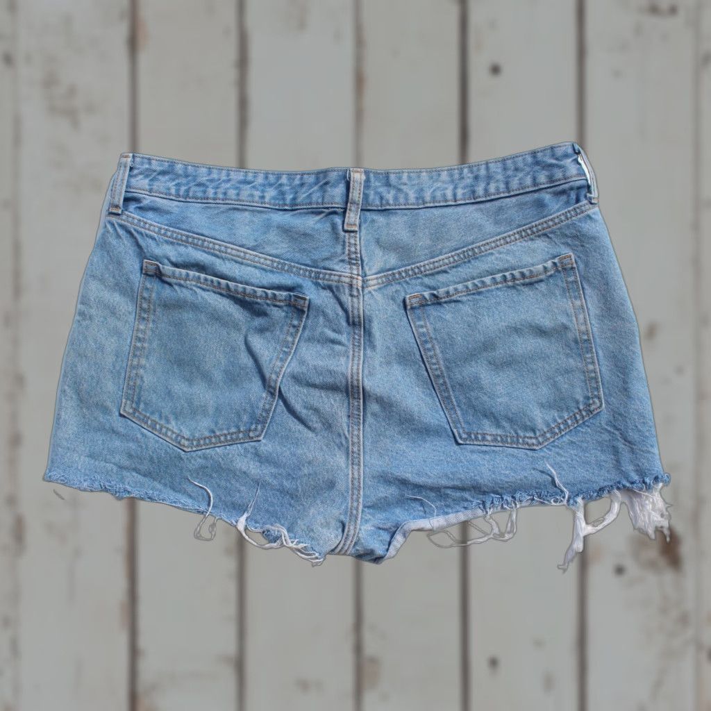 Old Navy Old Navy Womens Light Wash Denim Jean Shorts Size 16 Fast **Output:** Old Navy Womens Light Wash Denim Jean Shorts Size 16 Fast Size 38" / US 16 / IT 52 - 1 Thumbnail