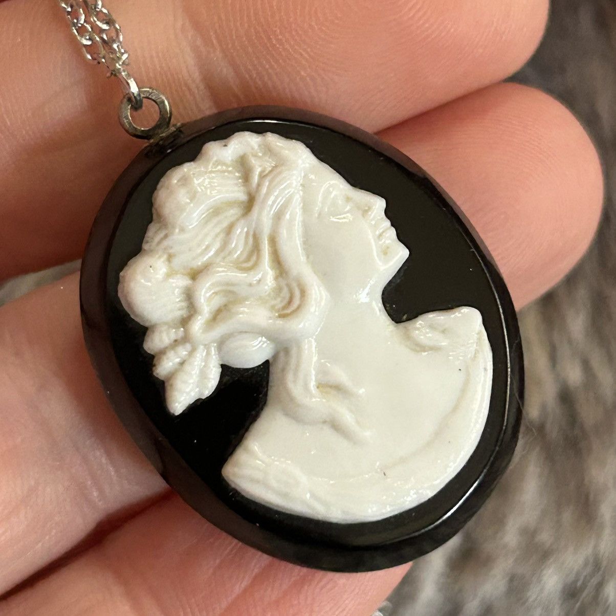 Vintage Vintage black and white Victorian lady cameo necklace Size ONE SIZE - 1 Thumbnail