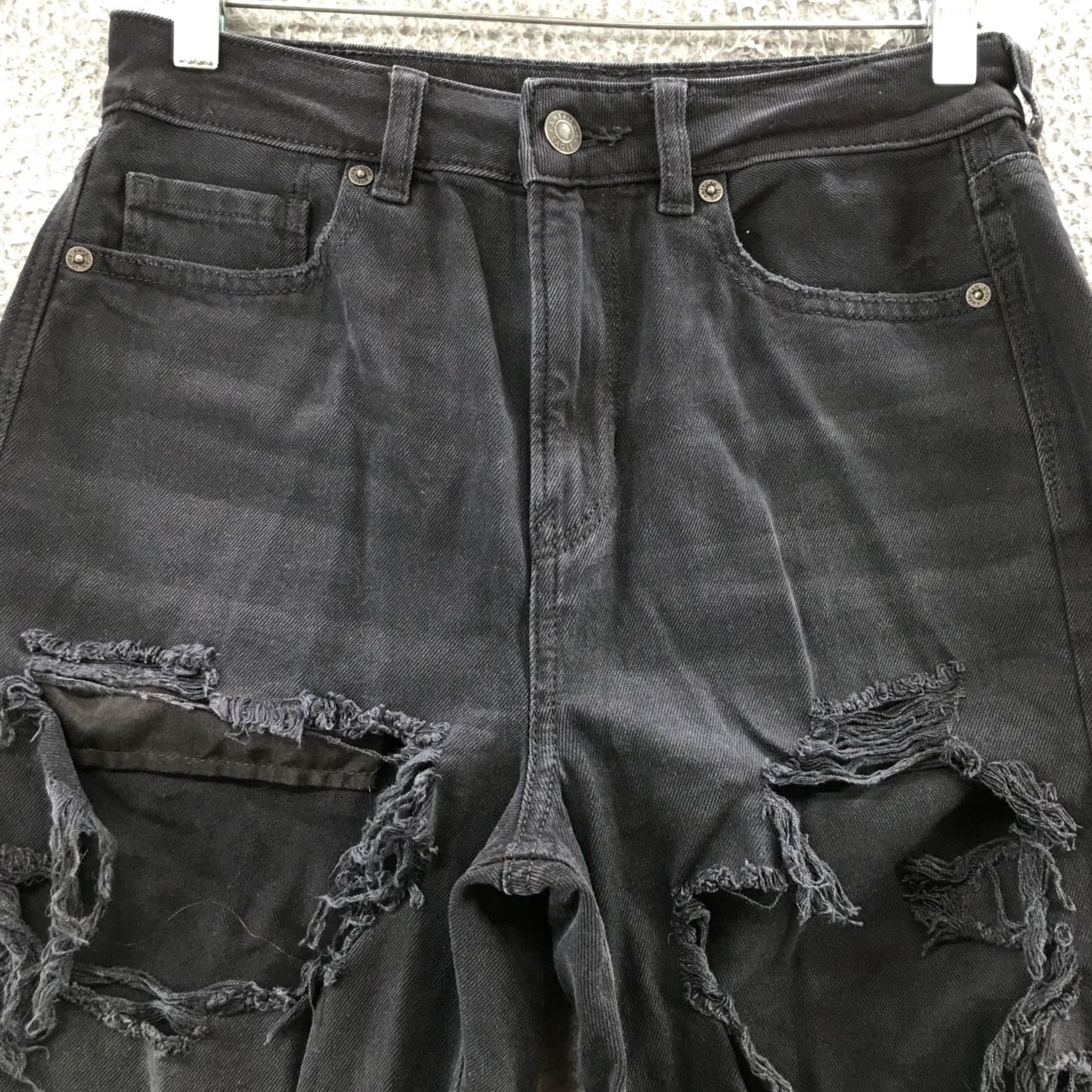 American Eagle Outfitters American Eagle Mom Jeans Womens 4R Black High Rise Distressed Size 27" / US 4 / IT 40 - 2 Thumbnail