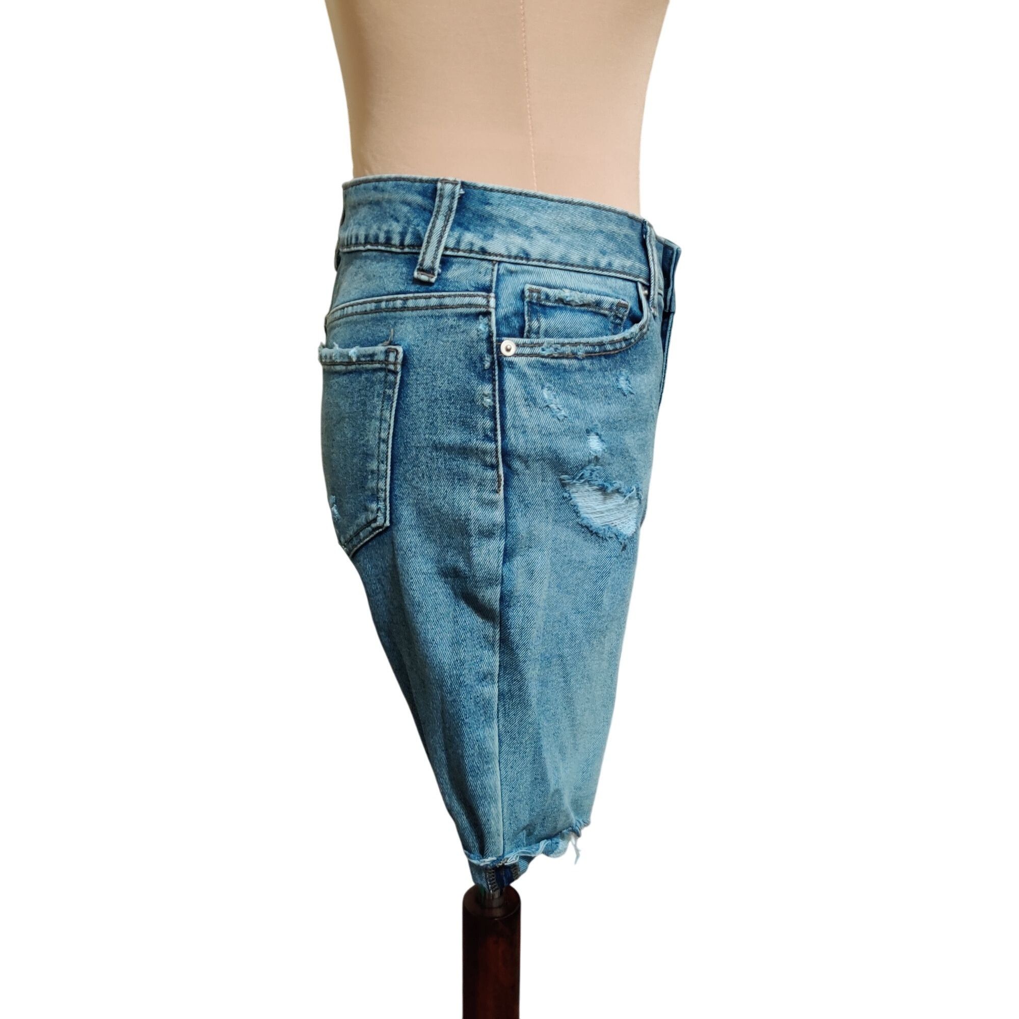 Other Time and Tru 4 Distressed Denim Bermuda Shorts Raw Hem Mid R Size 27" / US 4 / IT 40 - 3 Thumbnail