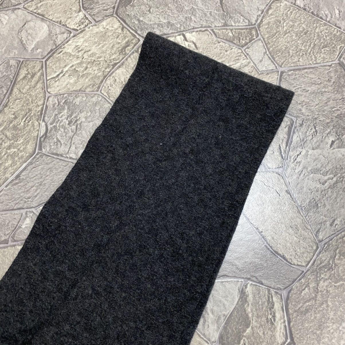Louis Vuitton Louis Vuitton Scarf LV Logo Gray and Black Wool Size ONE SIZE - 3 Thumbnail