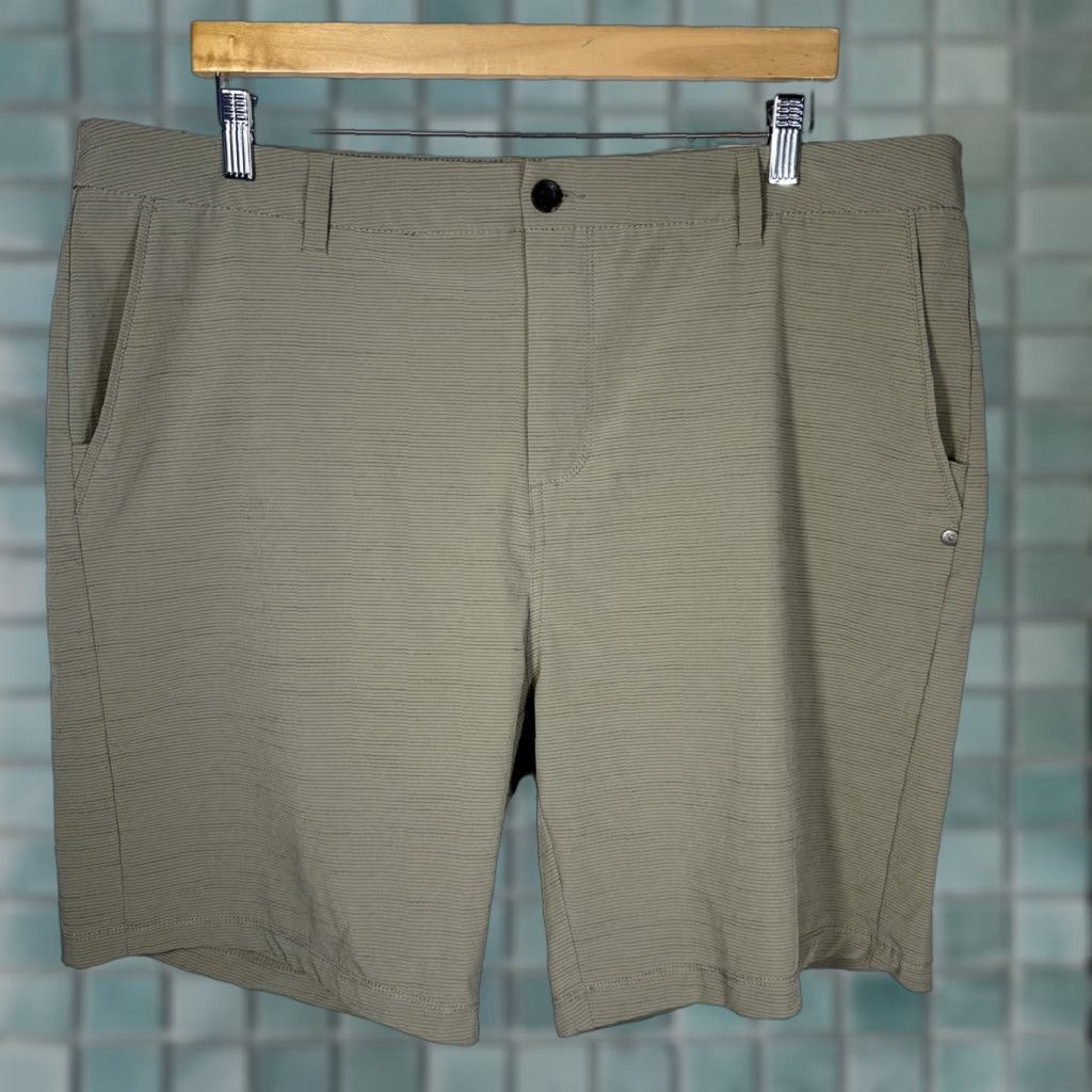 Vuori Shorts Mens 38 Pebble Performance Golf Chino Preppy Sport Stretch 8 Inseam Beige Logo Regular Vintage No