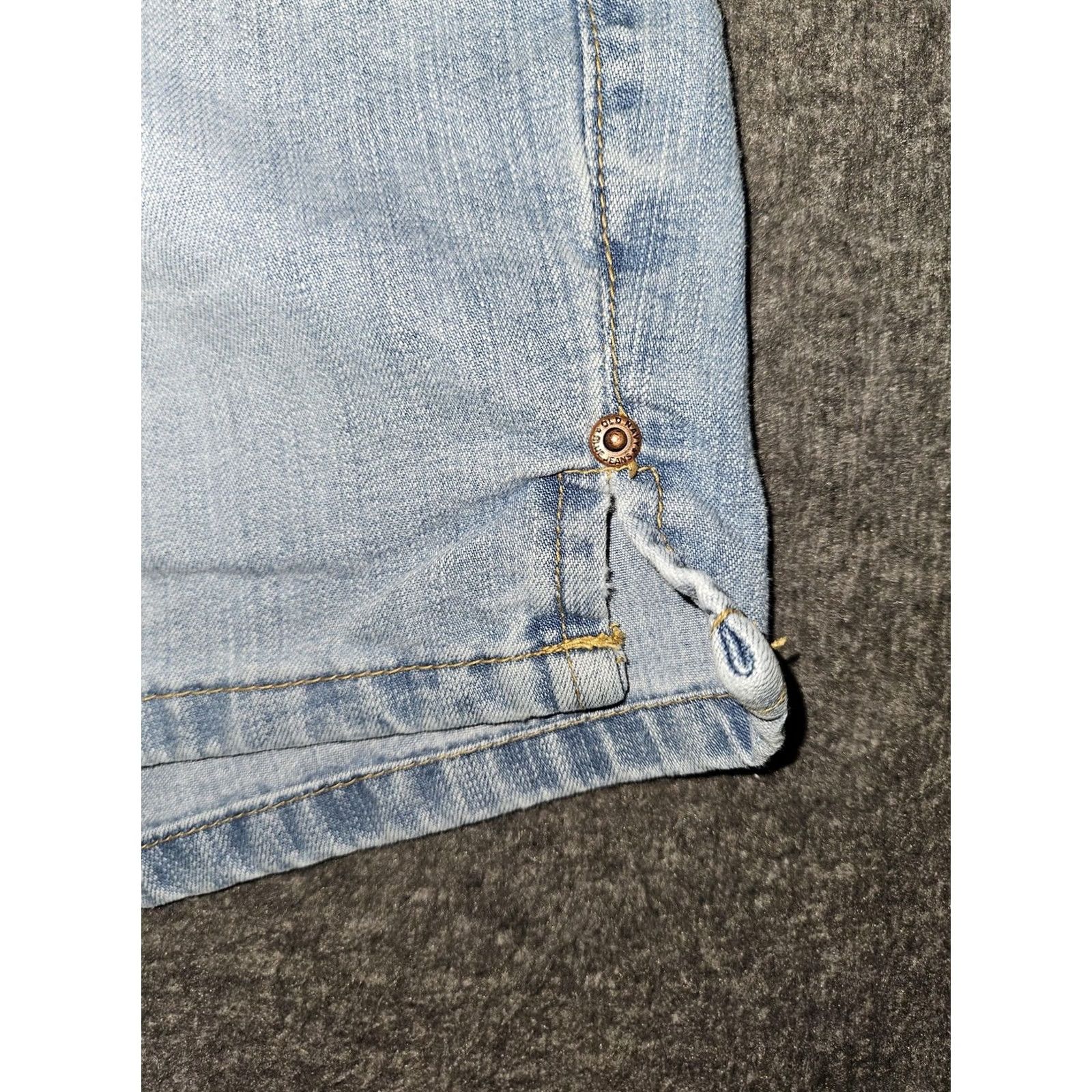 Old Navy VINTAGE Old Navy Shorts Womens 14 Denim Blue Light 00s Low Rise Double Button 3.5 Inseam Cotton Polyester Distressed? Size 36" / US 14 / IT 50 - 7 Thumbnail