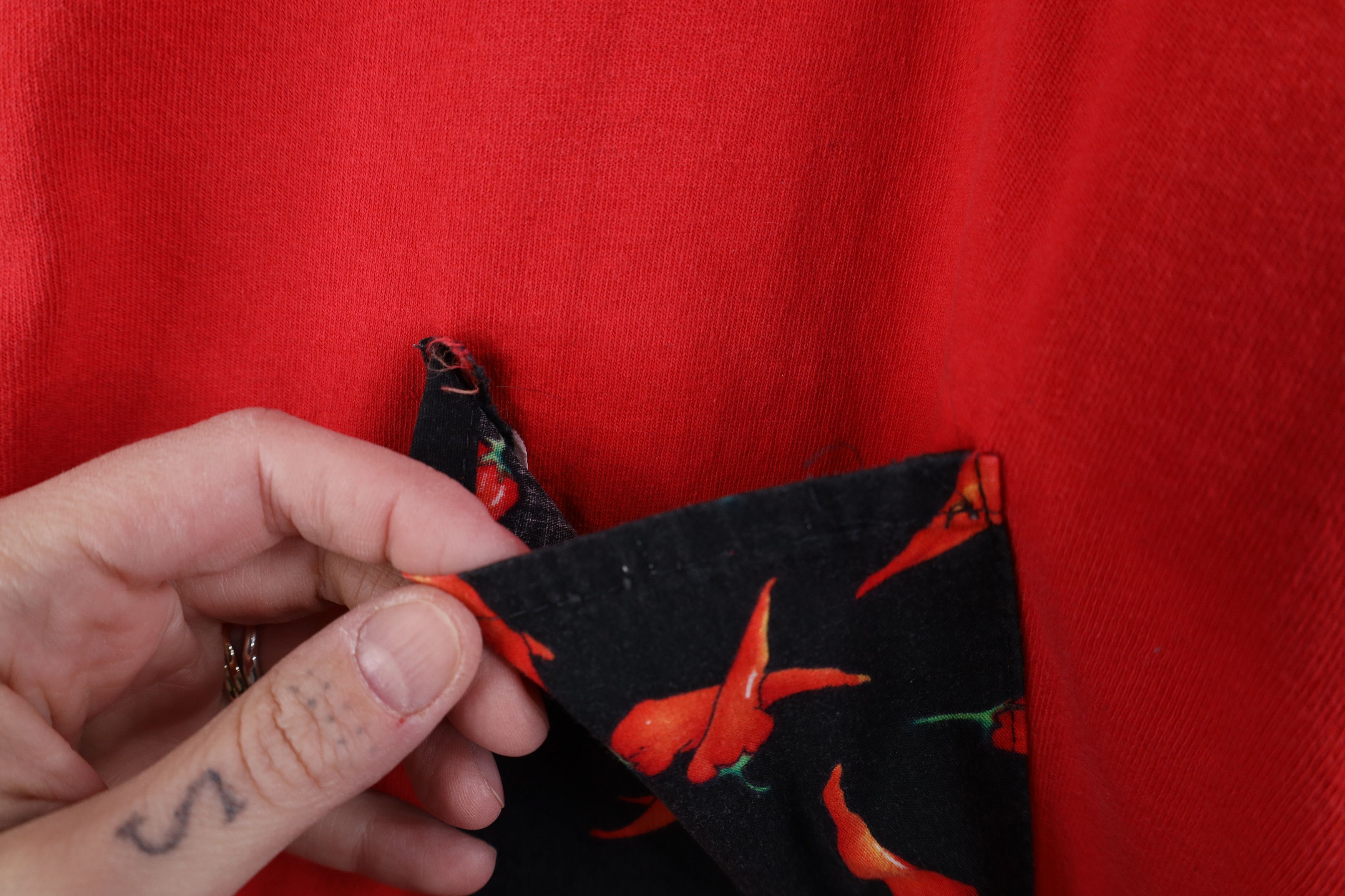 Vintage Vintage 90s Streetwear Hot Chili Peppers Pocket T-Shirt USA Size US XL / EU 56 / 4 - 5 Thumbnail