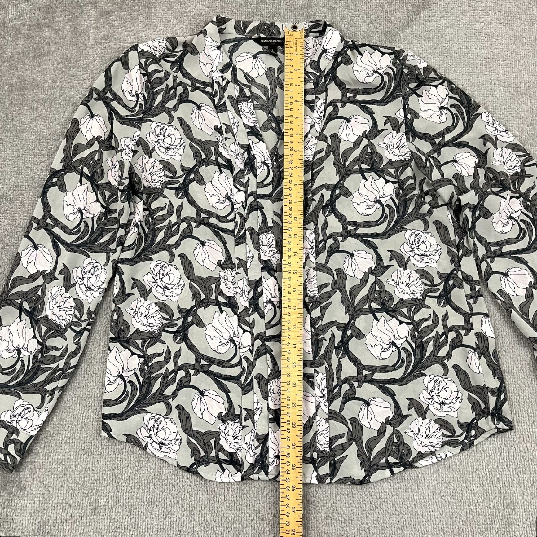 Banana Republic Banana Republic Blouse Womens Small Gray Floral Sheer Pleated Front V-Neck Boho Shirt Ladies Small Gray Floral Bohemian Casual Size S / US 4 / IT 40 - 3 Thumbnail