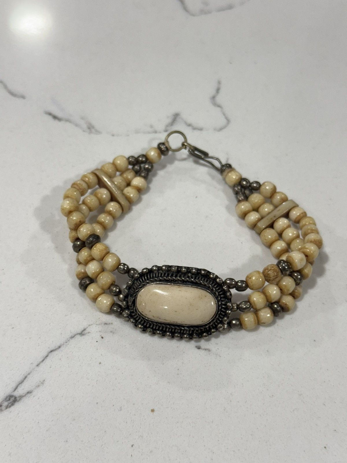 Jewelry Vintage bone beads and silver tone metal bracelet Size ONE SIZE - 8 Thumbnail