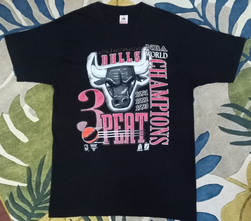 Fruit Of The Loom × NBA Vintage 90s Chicago Bulls 3 Peat NBA World Champions T-shirt Size US L / EU 52-54 / 3 - 3 Thumbnail