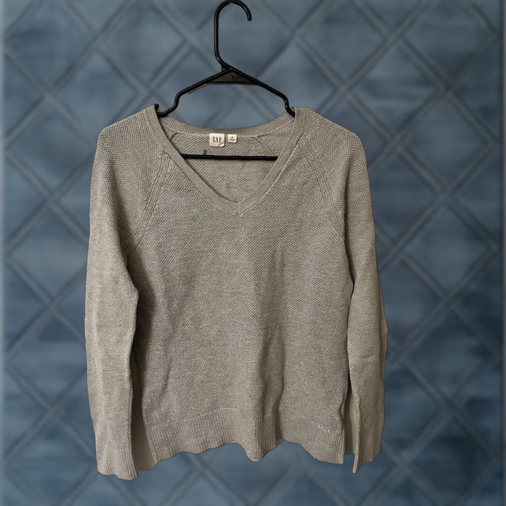 Gap VINTAGE Gap Women's Sweater Solid V-Neck Long Sleeve Size Medium Gray Basic Clothing Size M / US 6-8 / IT 42-44 - 1 Thumbnail