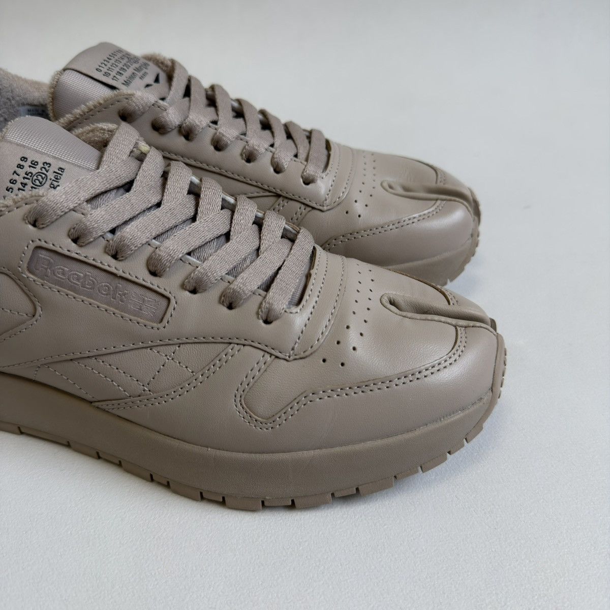 Maison Margiela × Reebok Beige Leather ‘Project 0 CL’ Tabi Sneakers Size US 9 / IT 39 - 3 Thumbnail