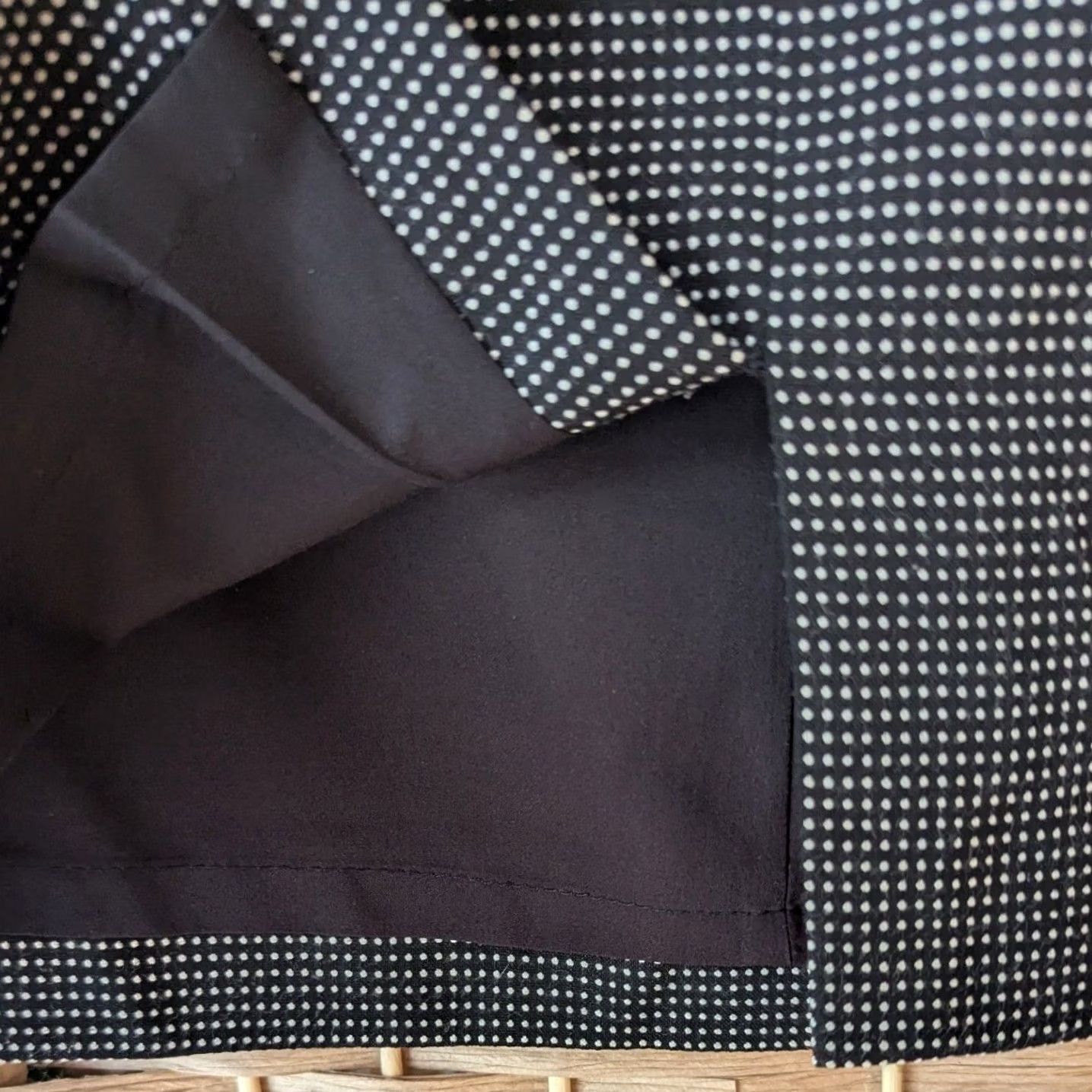 Banana Republic Banana Republic Skirt Black White Micro Dot Bow Pencil Woman Size 4 Knee Length Workwear Slit Lined Stretch Pattern: Polka Dot Bow Accent Size 27" / US 4 / IT 40 - 3 Thumbnail