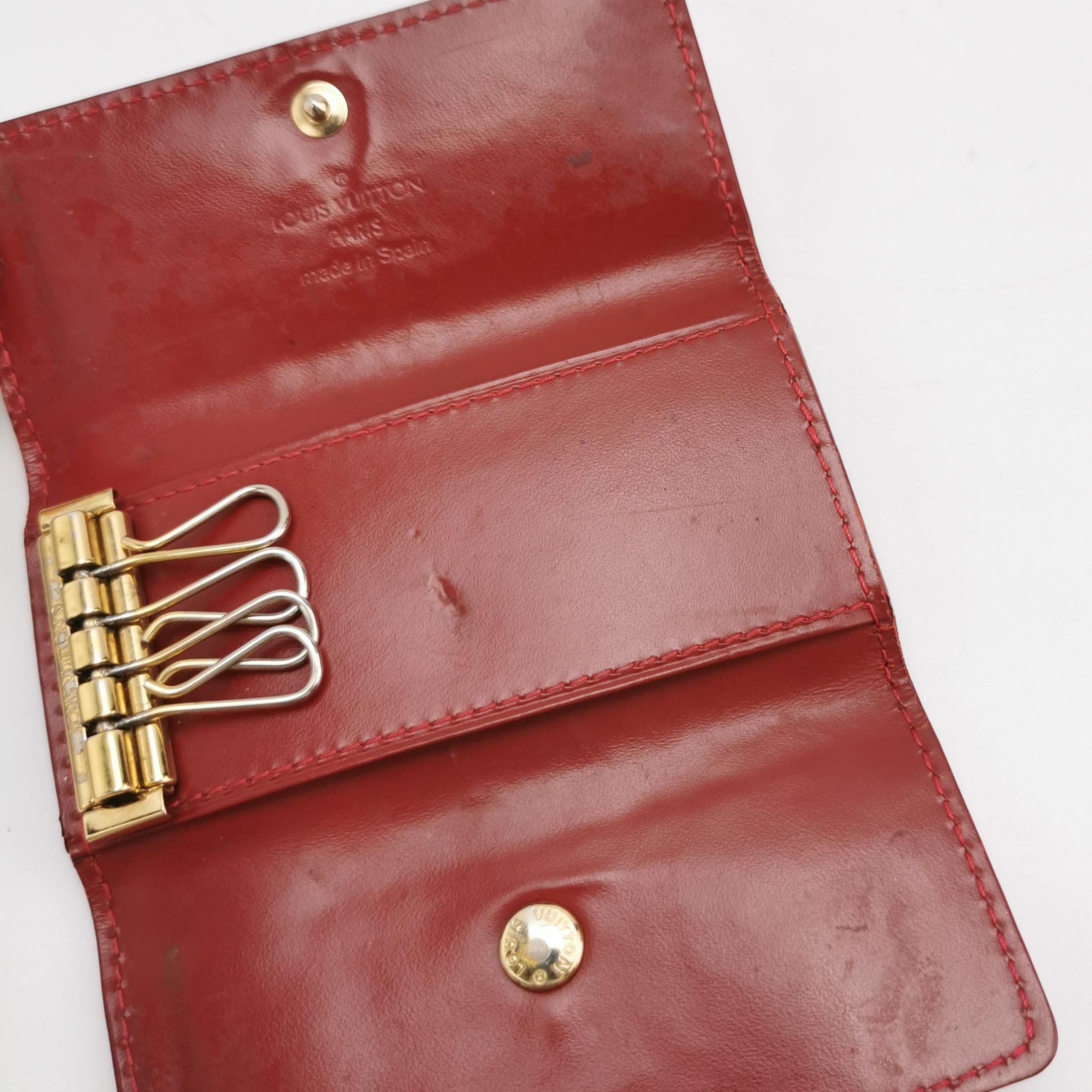 Louis Vuitton Louis Vuitton (LV) Patent leather solid color logo embossed Size ONE SIZE - 5 Thumbnail