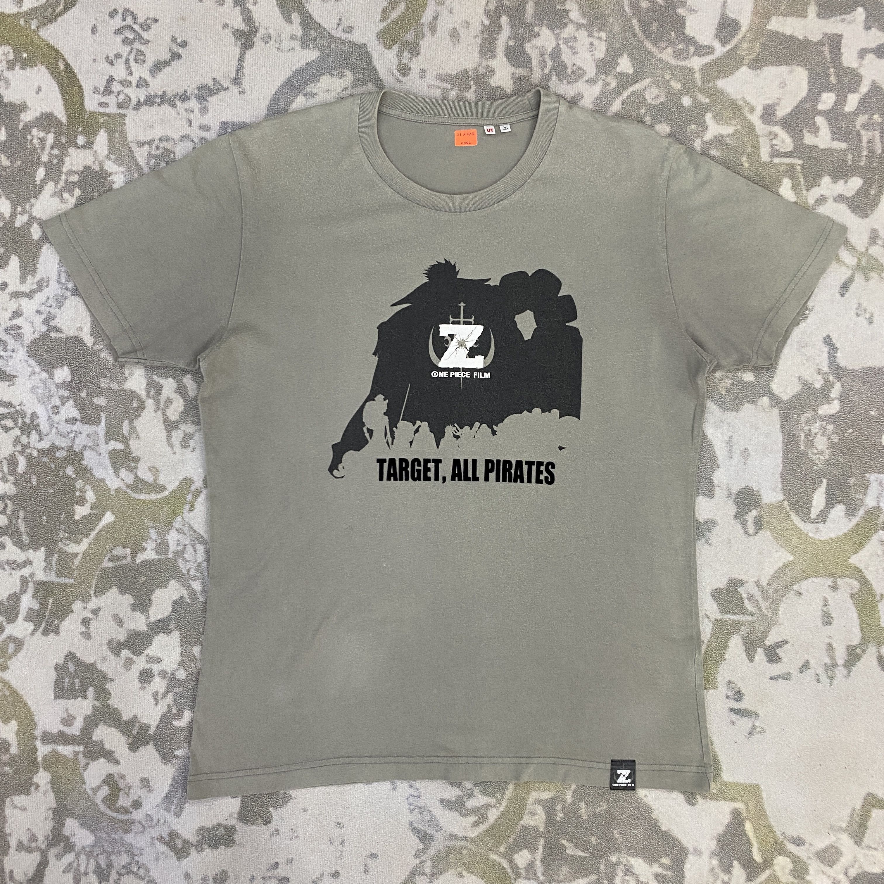 Anime Uniqlo x Z One Piece Film Target, All Pirates Tshirt - K052 Size US M / EU 48-50 / 2 - 1 Thumbnail