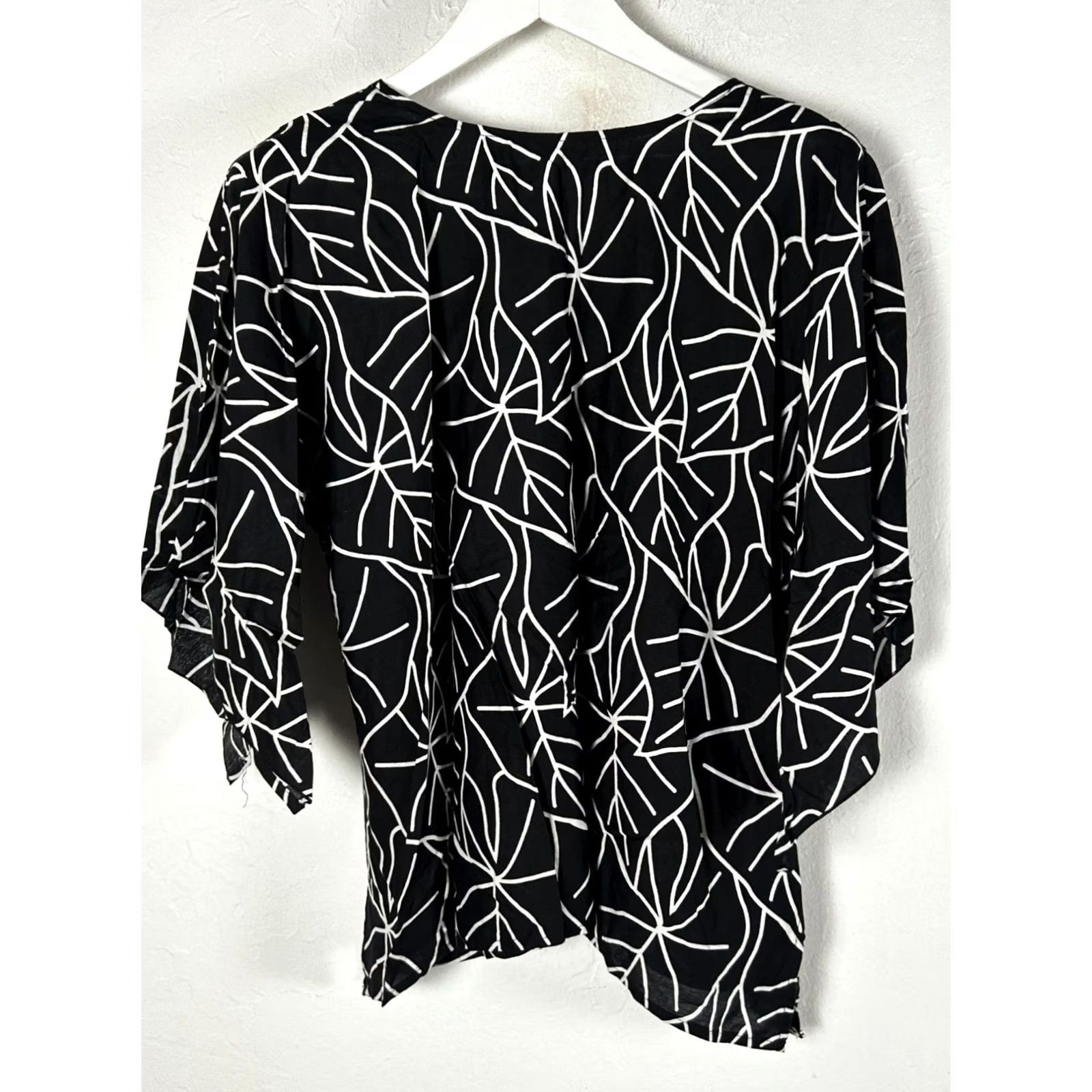 Vintage Hamakua Blouse Womens Batik Black White Monstera Leaf Print Ruche Sleeve Small NWOT Casual Shirt Americas Size S / US 4 / IT 40 - 3 Thumbnail
