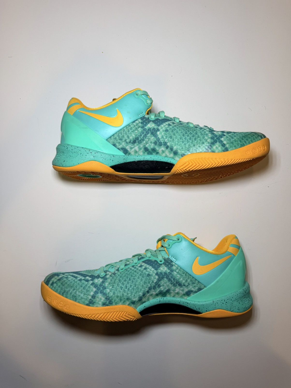 Nike RARE Nike Kobe 8 Green Glow size 8.5 Men 555035 304 Size US 8.5 / EU 41-42 - 3 Thumbnail