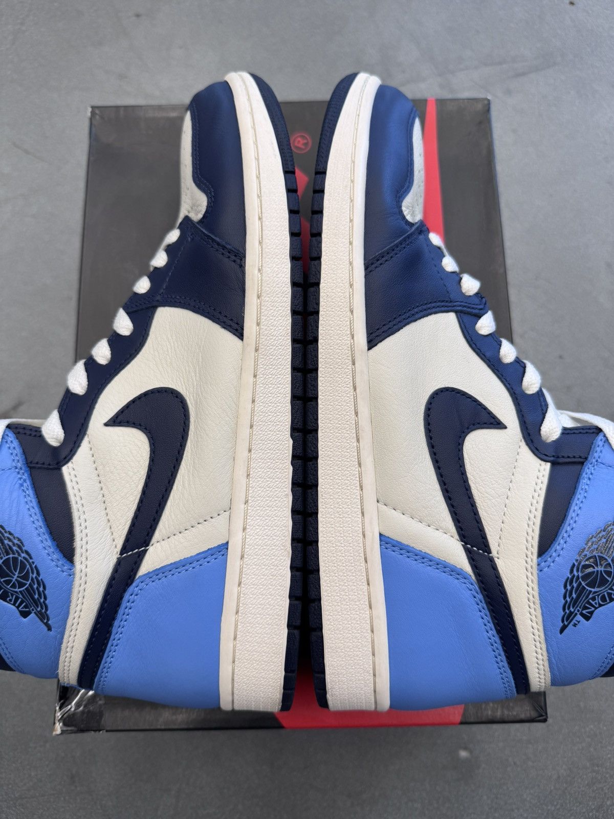 Jordan Brand 2019 Jordan 1 Retro High Obsidian Size US 10.5 / EU 43-44 - 4 Thumbnail