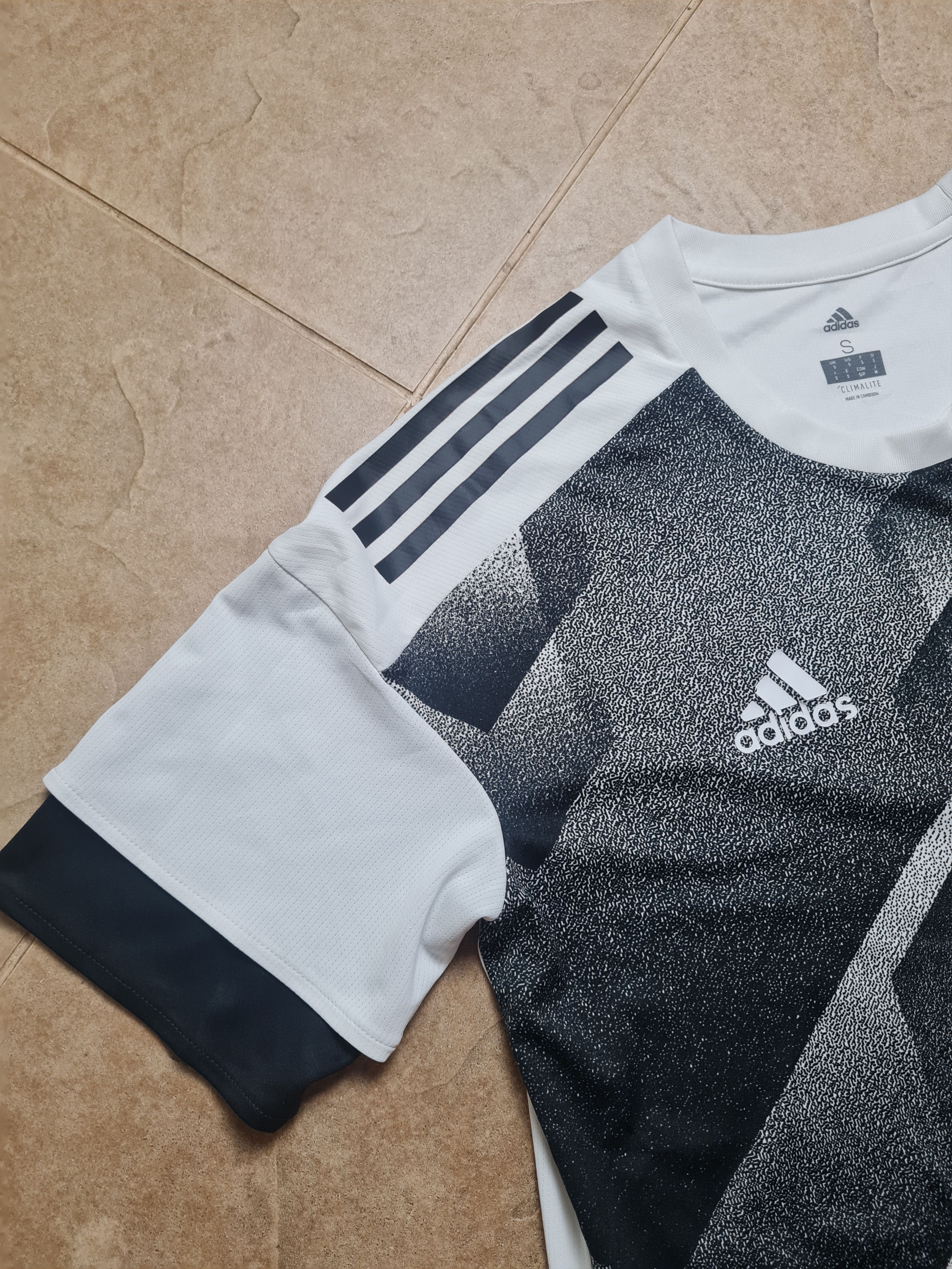 Adidas Football Jersey Adidas Juventus Soccer Shirt Vintage Size US S / EU 44-46 / 1 - 15 Thumbnail