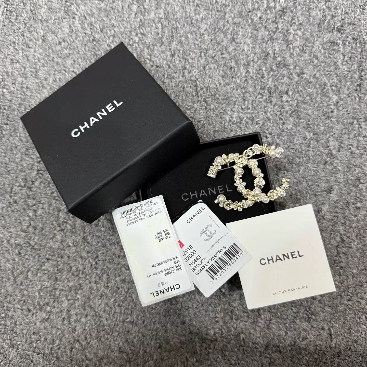 Chanel Chanel CC Pearl Brooch Unused Complete Set Size ONE SIZE - 1 Thumbnail