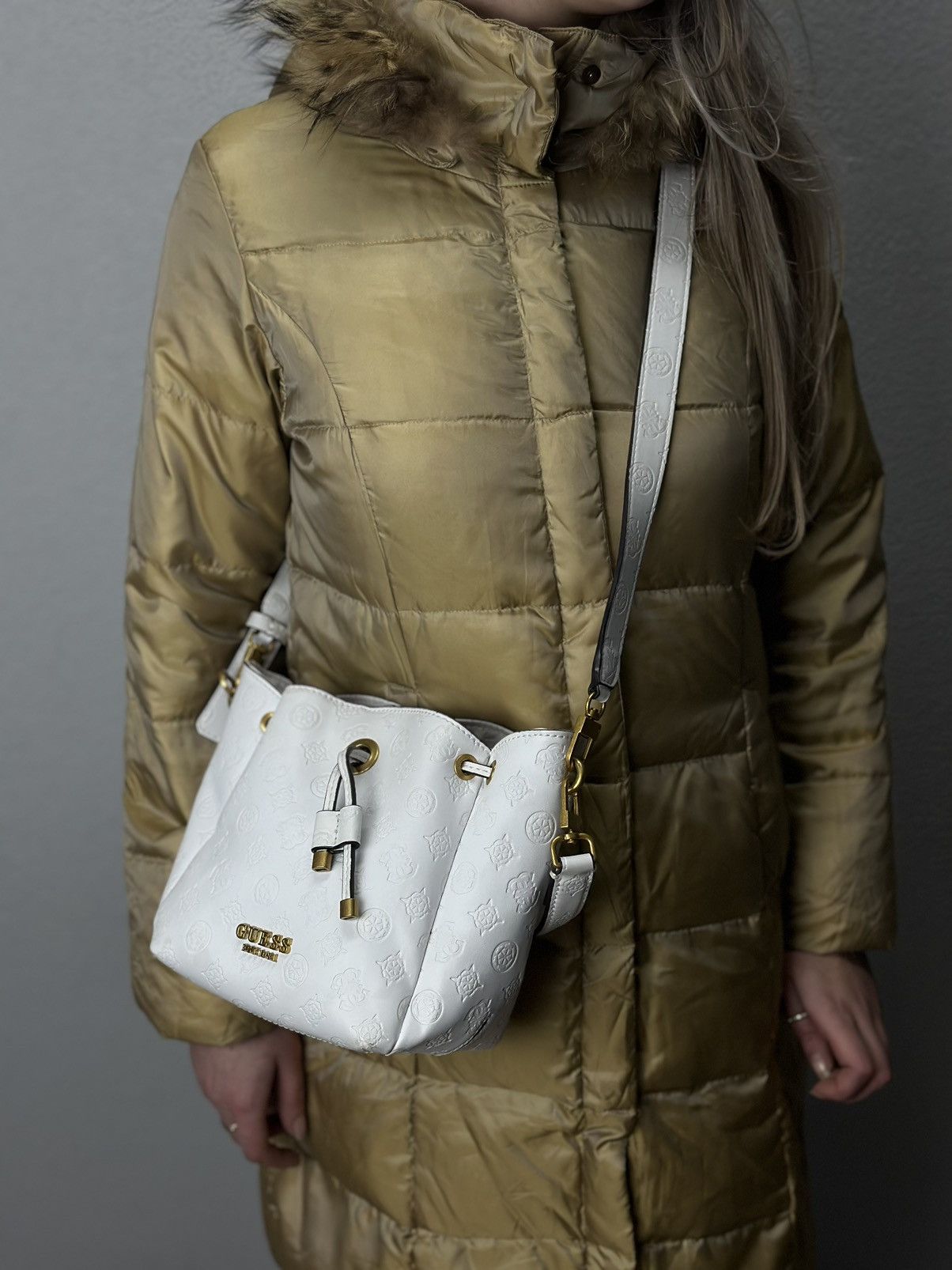 Guess Guess White Monogram Bucket Bag Gold Hardware Y2K Style Size ONE SIZE - 14 Thumbnail